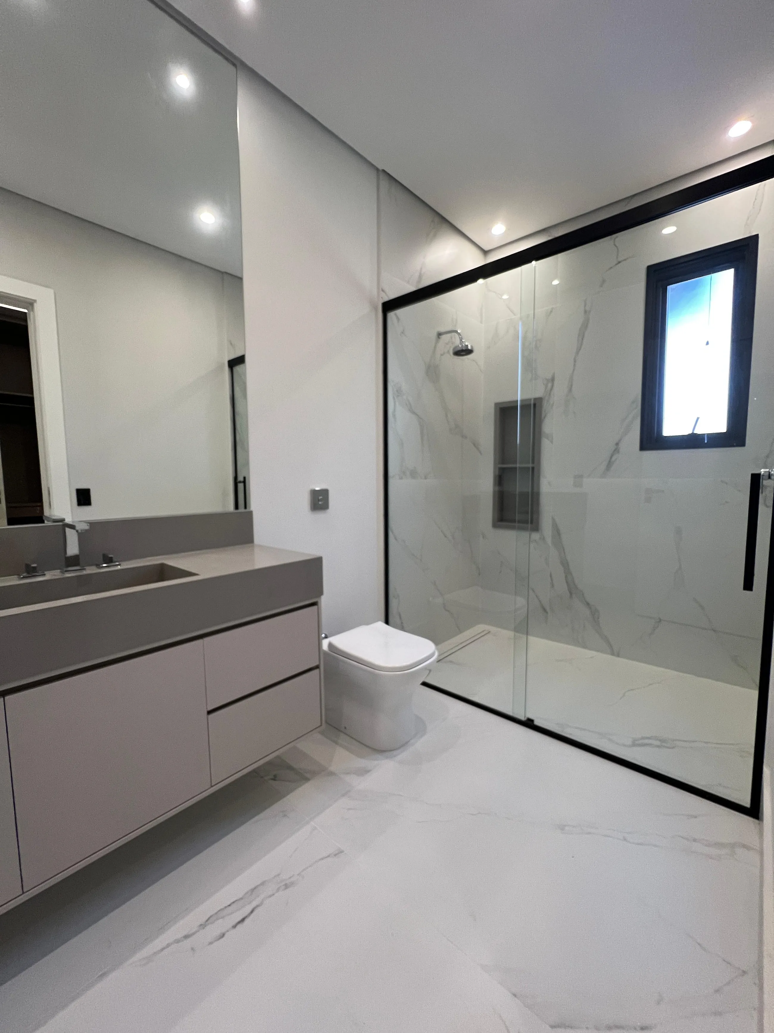 Alphaville 1 | Casa Nova com 5 Suítes, Vista Permanente para a Mata e Elevador