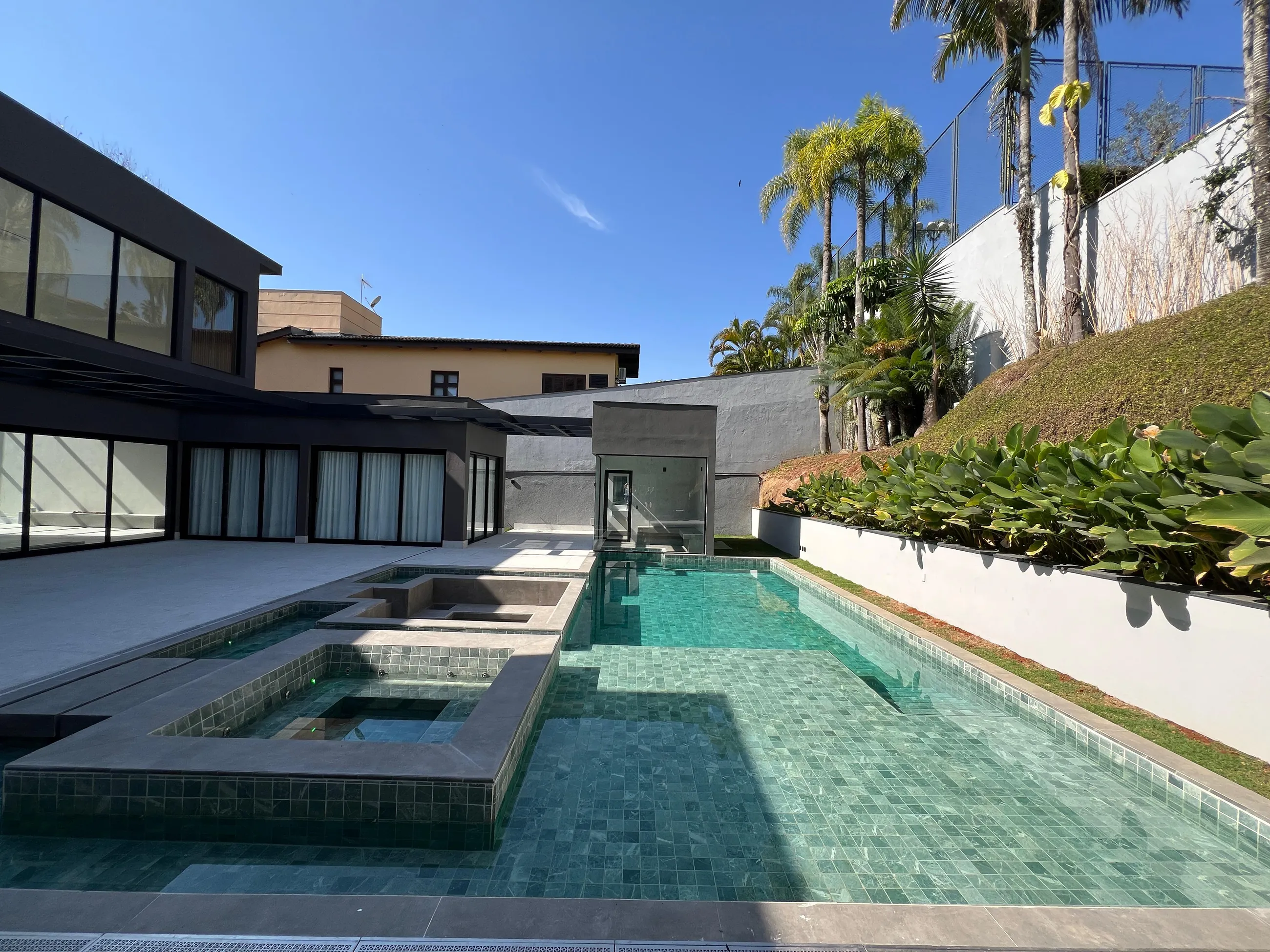 Alphaville 1 | Casa Nova com 5 Suítes, Vista Permanente para a Mata e Elevador