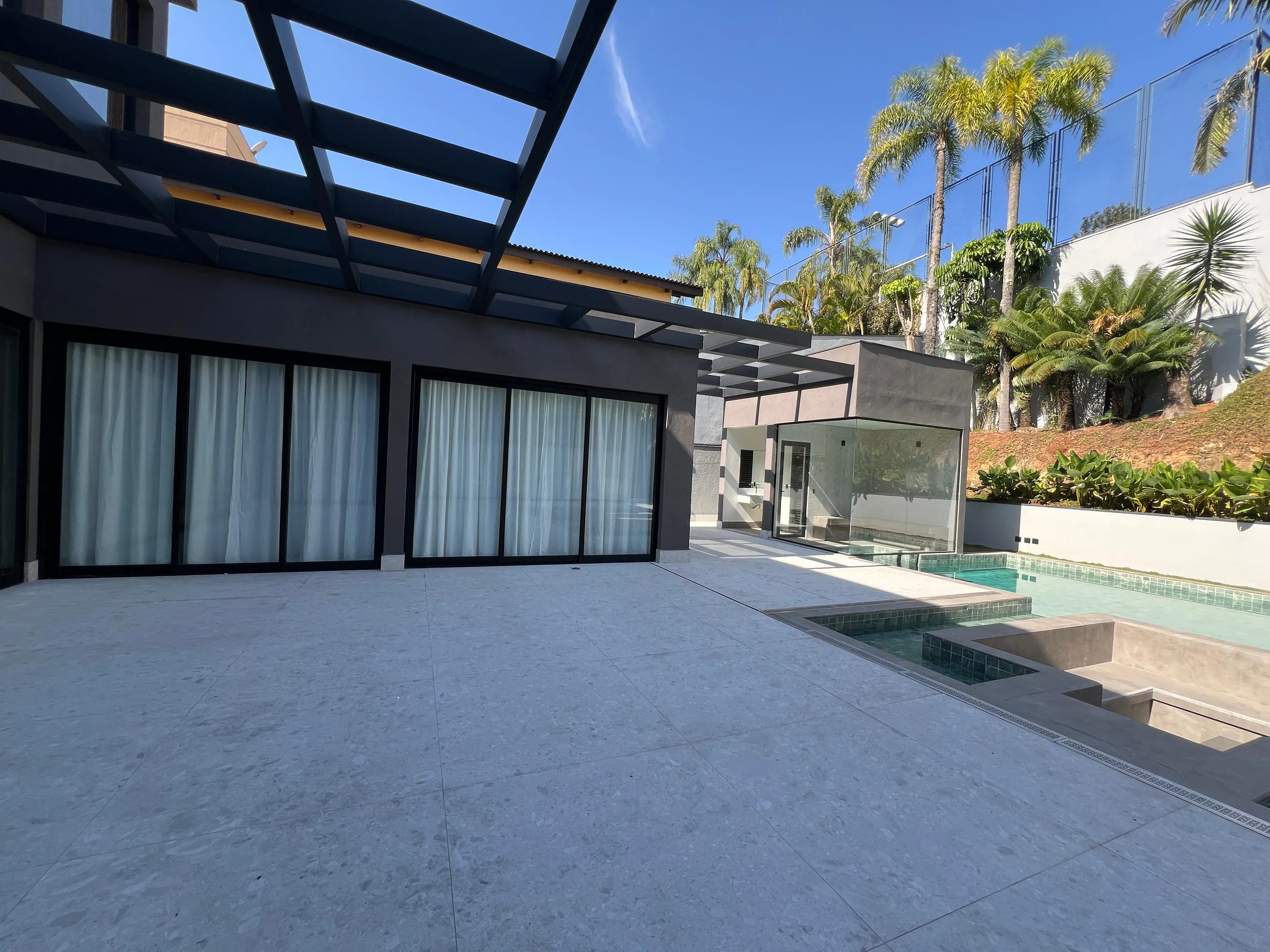 Alphaville 1 | Casa Nova com 5 Suítes, Vista Permanente para a Mata e Elevador