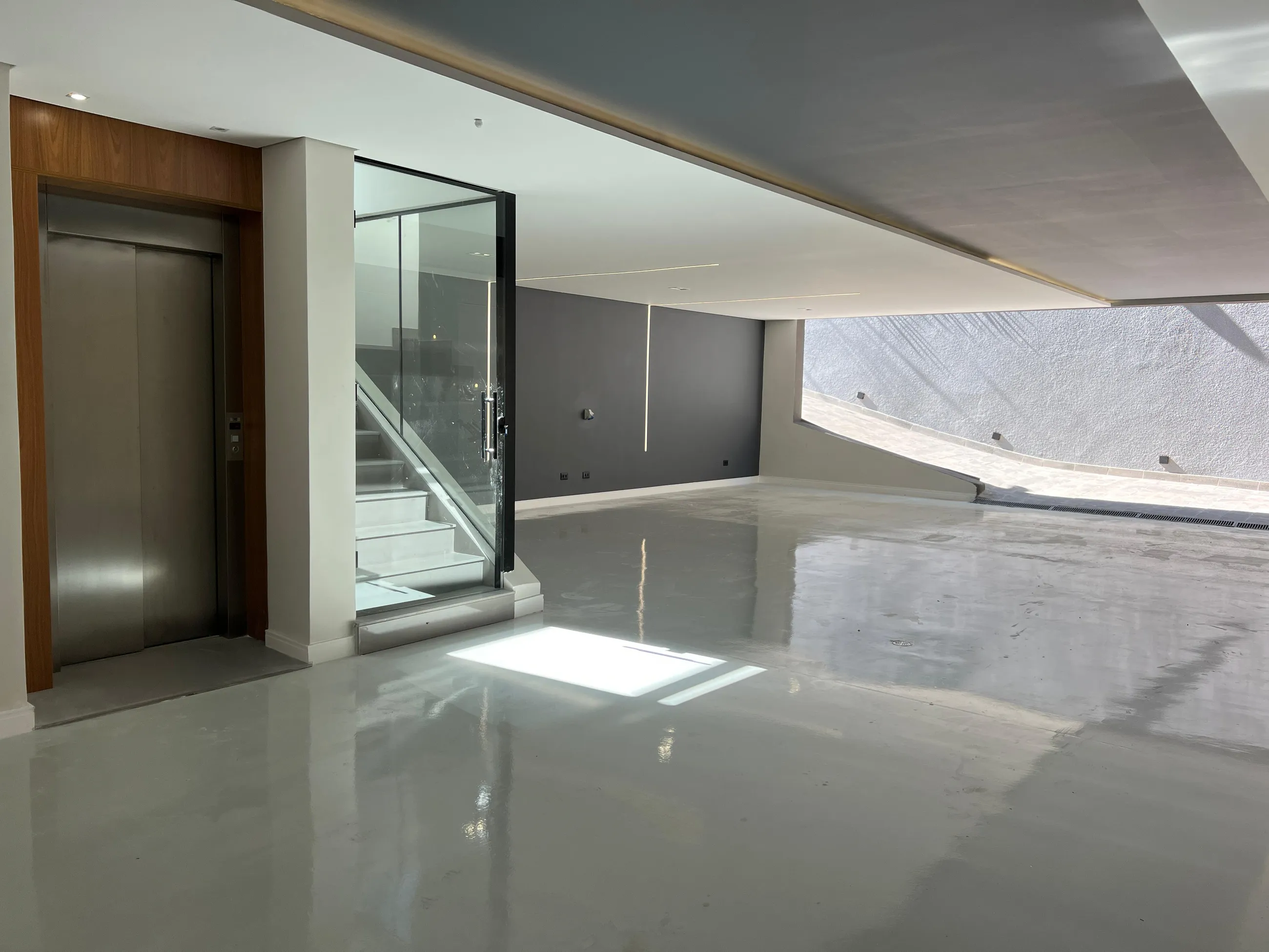 Alphaville 1 | Casa Nova com 5 Suítes, Vista Permanente para a Mata e Elevador