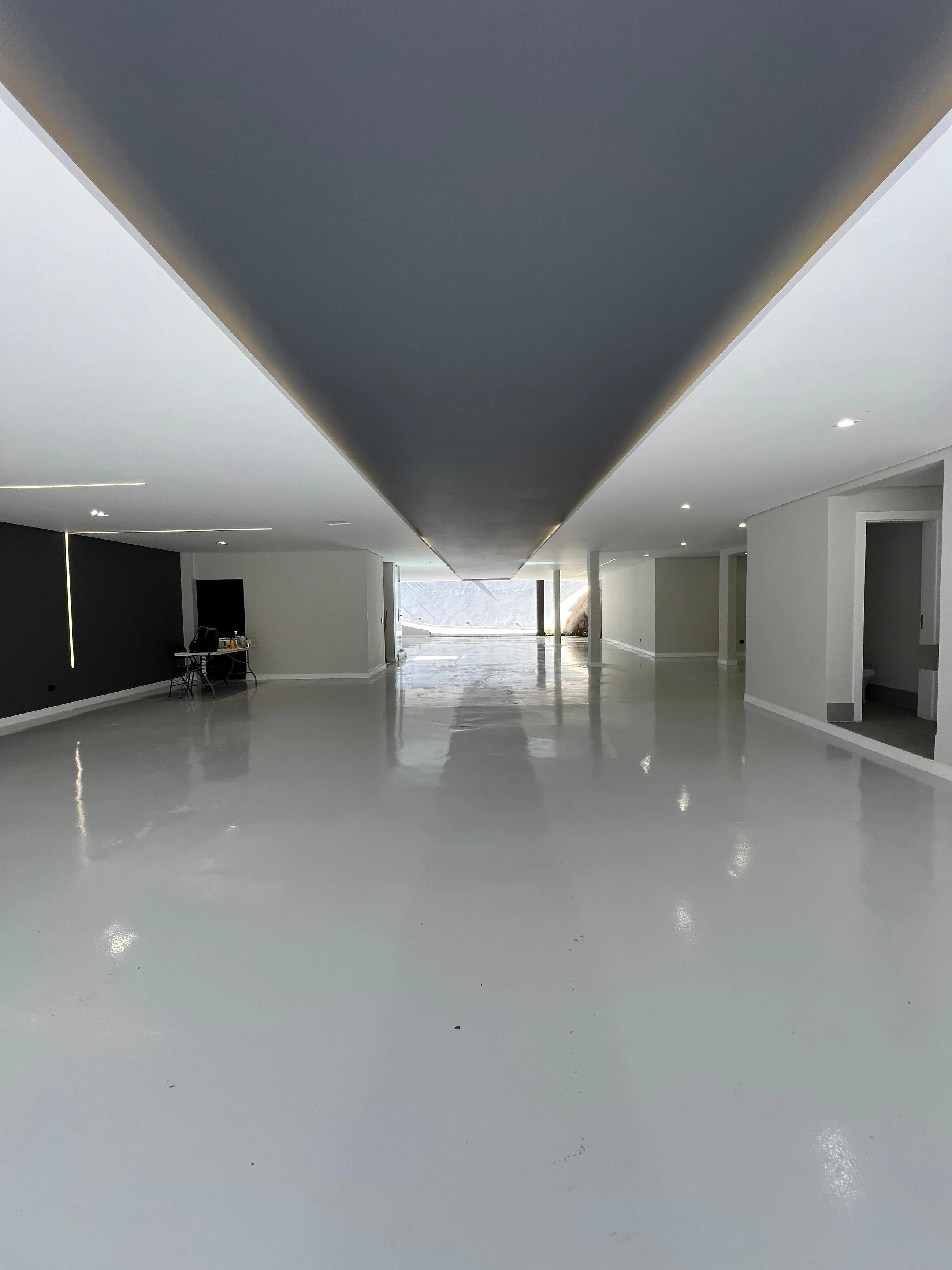 Alphaville 1 | Casa Nova com 5 Suítes, Vista Permanente para a Mata e Elevador