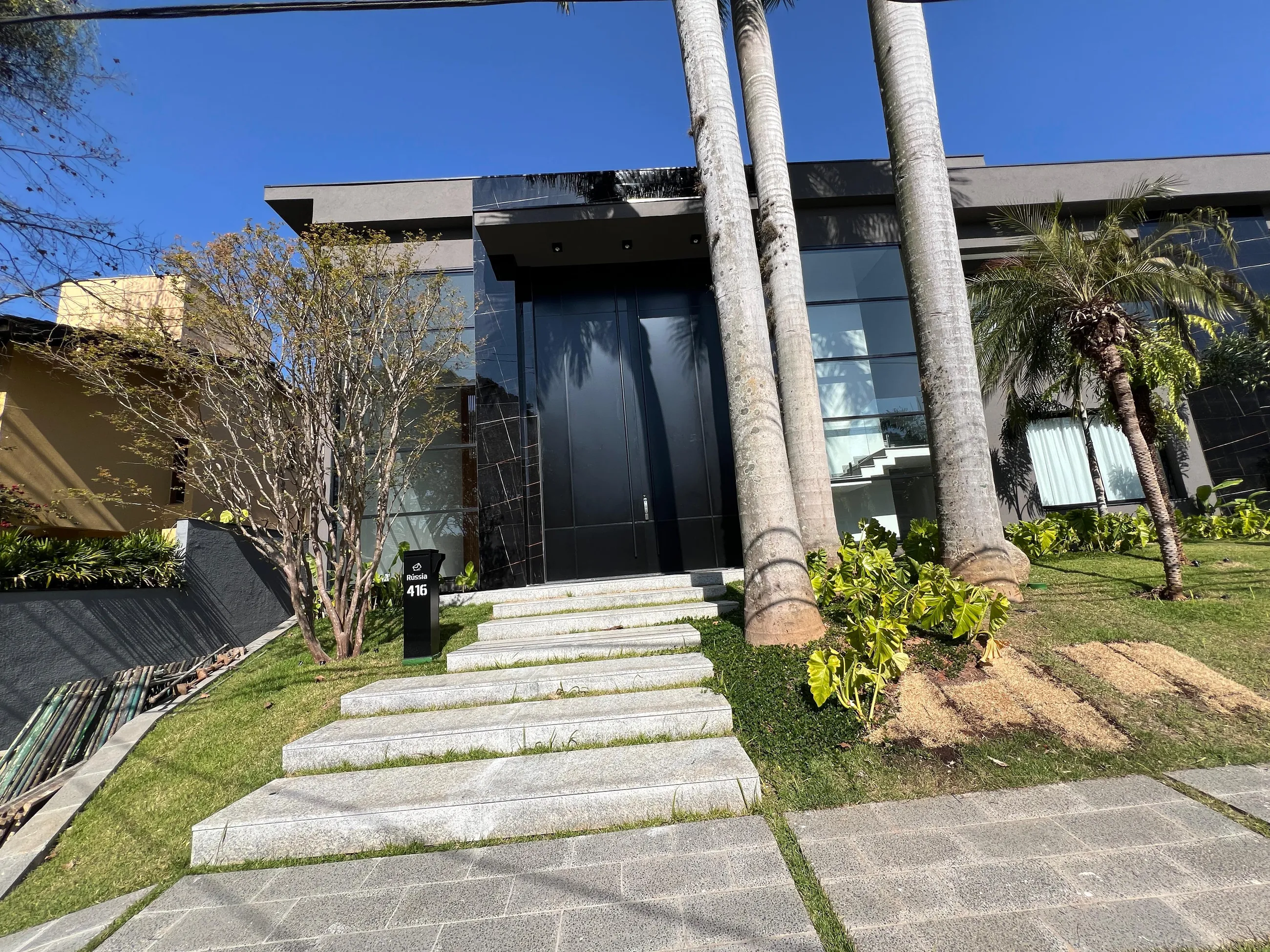 Alphaville 1 | Casa Nova com 5 Suítes, Vista Permanente para a Mata e Elevador