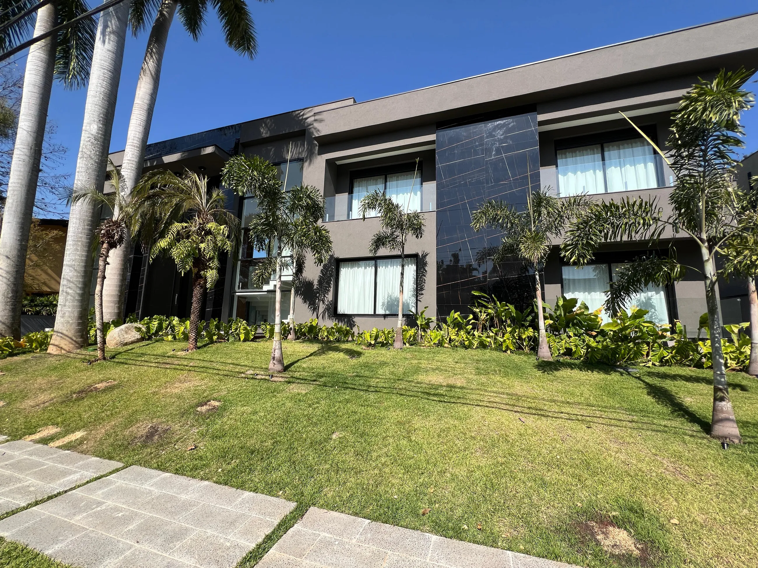 Alphaville 1 | Casa Nova com 5 Suítes, Vista Permanente para a Mata e Elevador