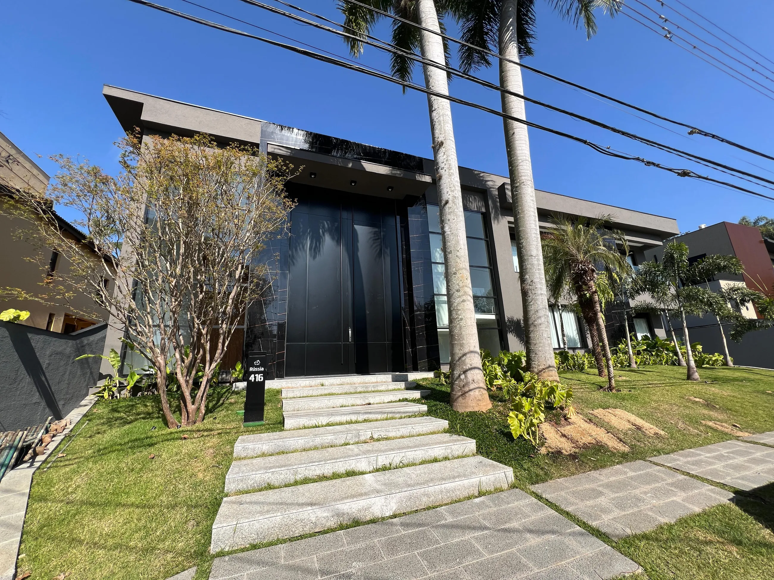 Alphaville 1 | Casa Nova com 5 Suítes, Vista Permanente para a Mata e Elevador