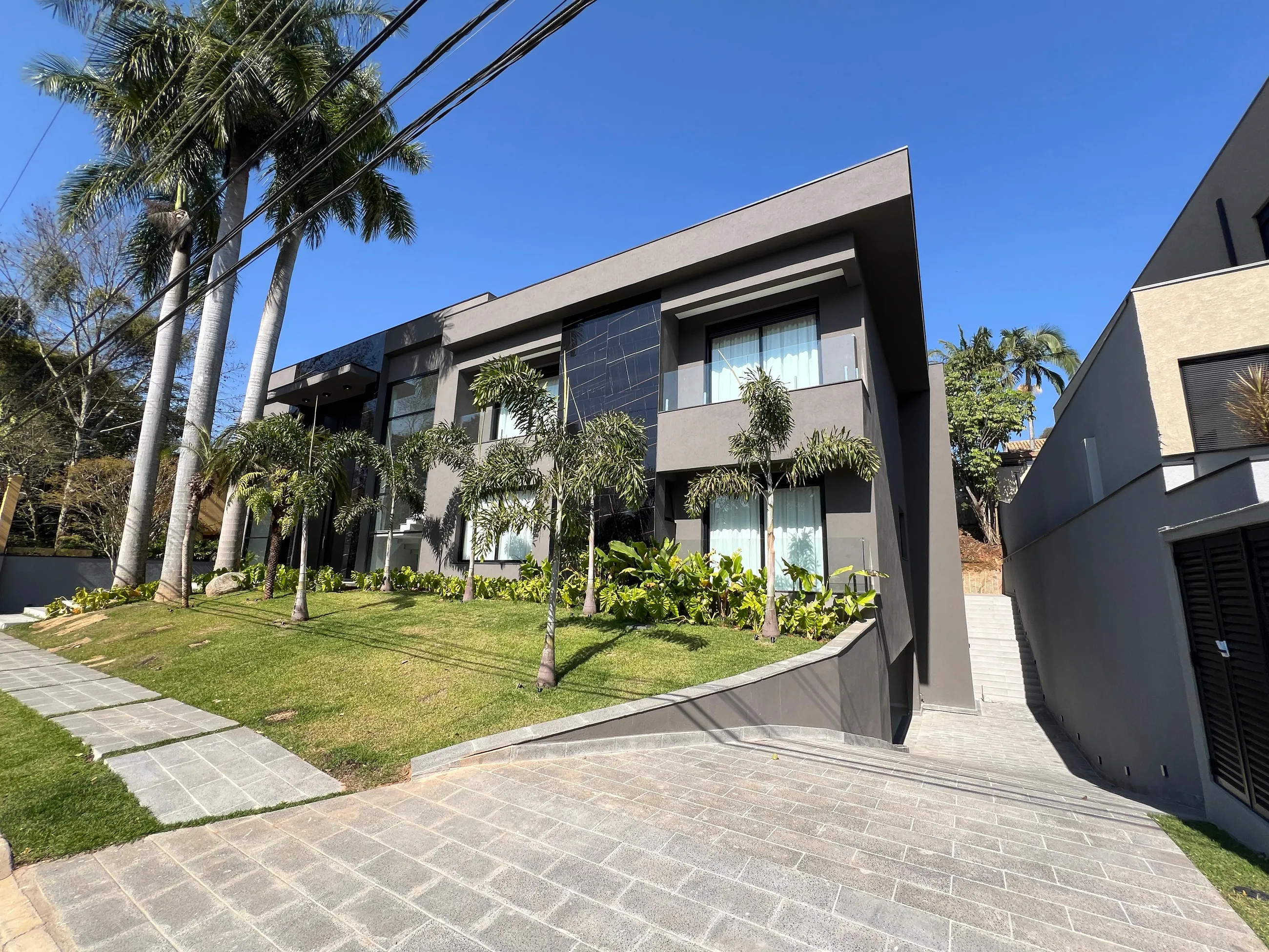 Alphaville 1 | Casa Nova com 5 Suítes, Vista Permanente para a Mata e Elevador