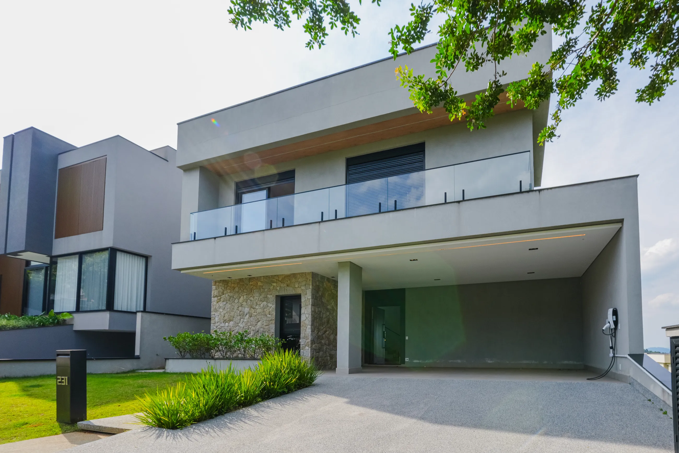 Alphaville – 390 m², 4 suítes, varanda gourmet envidraçada e piscina aquecida