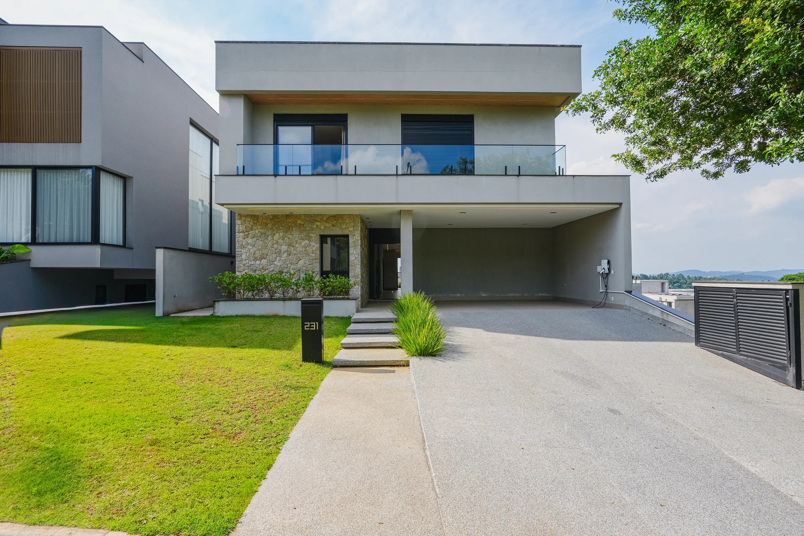 Alphaville – 390 m², 4 suítes, varanda gourmet envidraçada e piscina aquecida