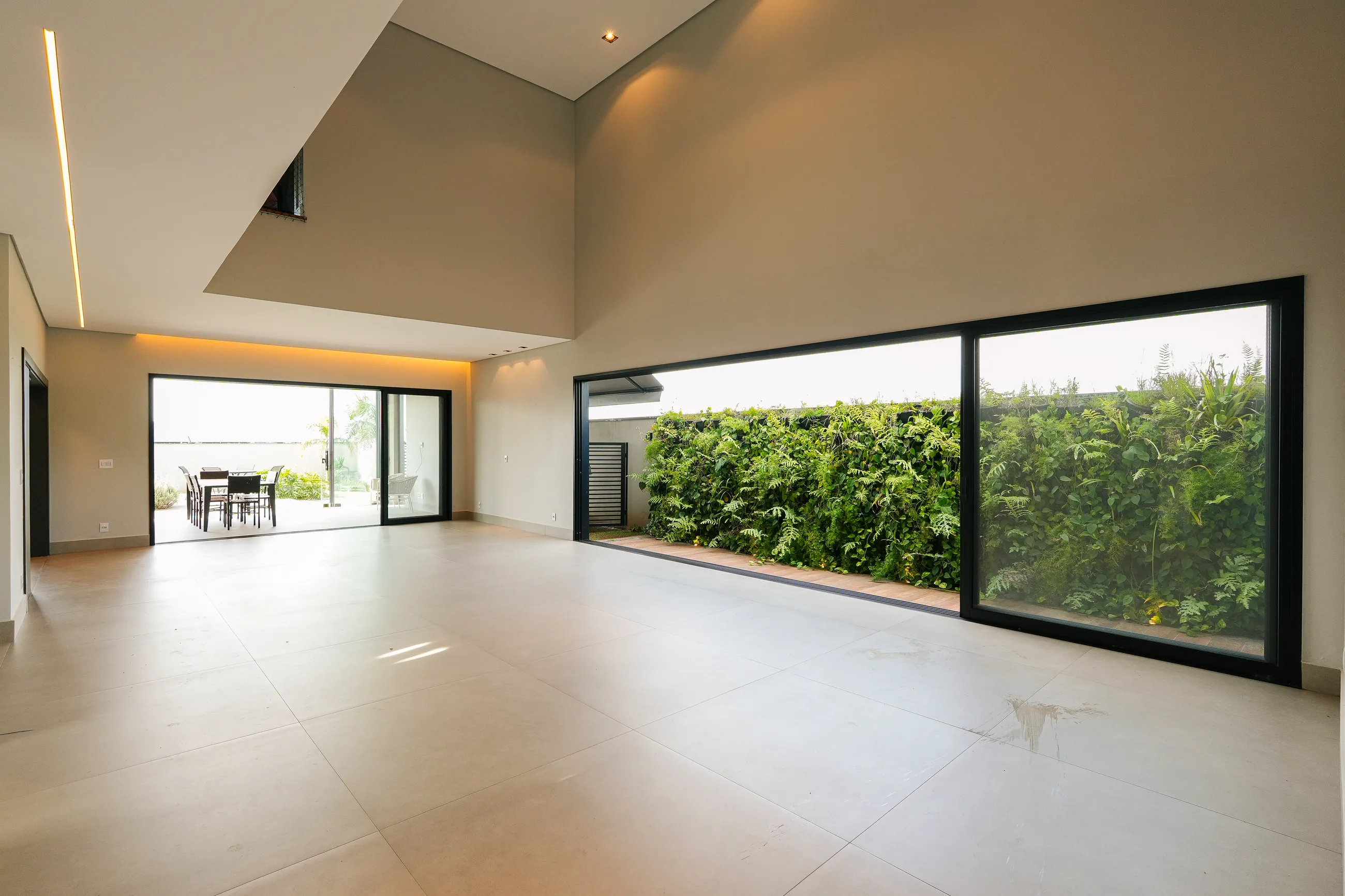 Alphaville – 390 m², 4 suítes, varanda gourmet envidraçada e piscina aquecida