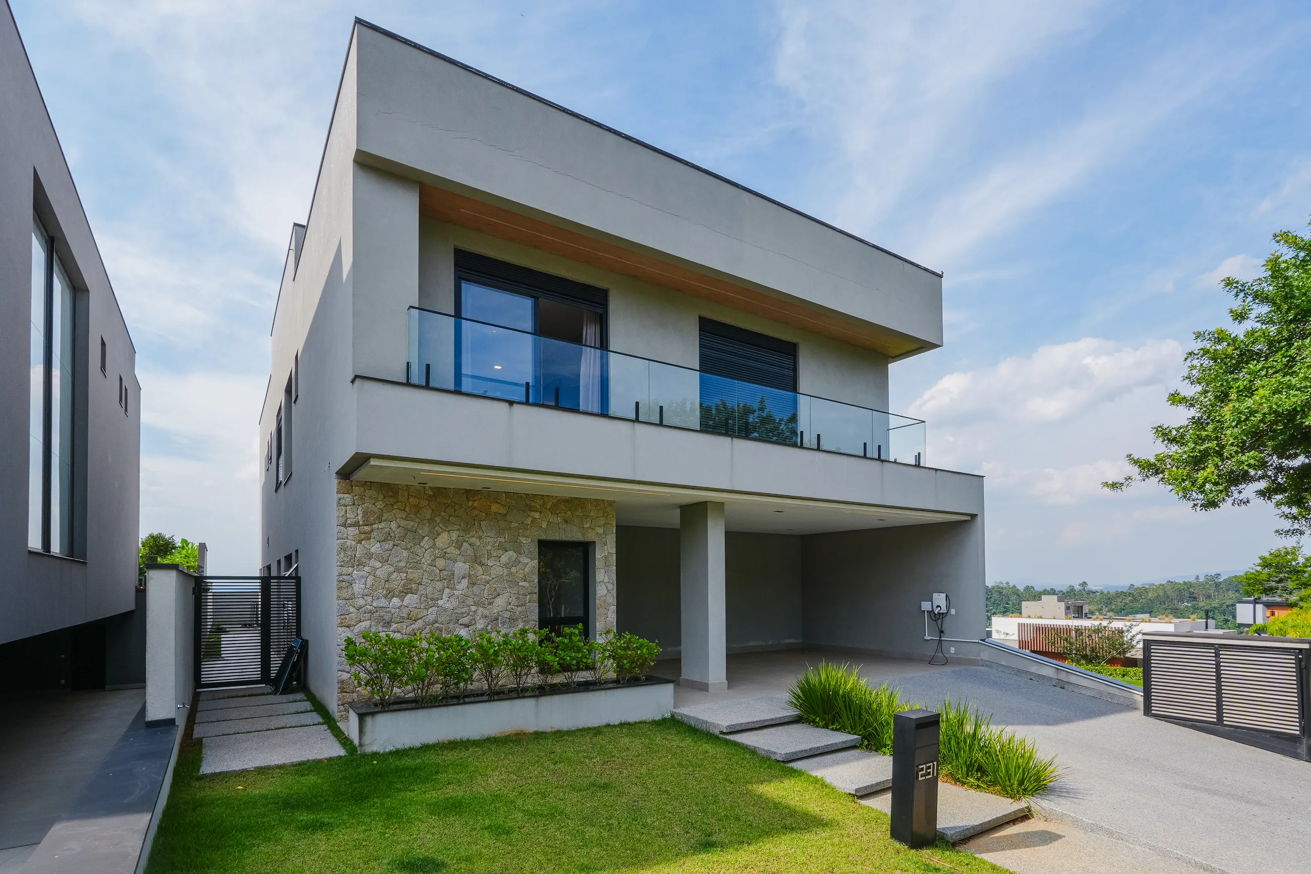 Alphaville – 390 m², 4 suítes, varanda gourmet envidraçada e piscina aquecida