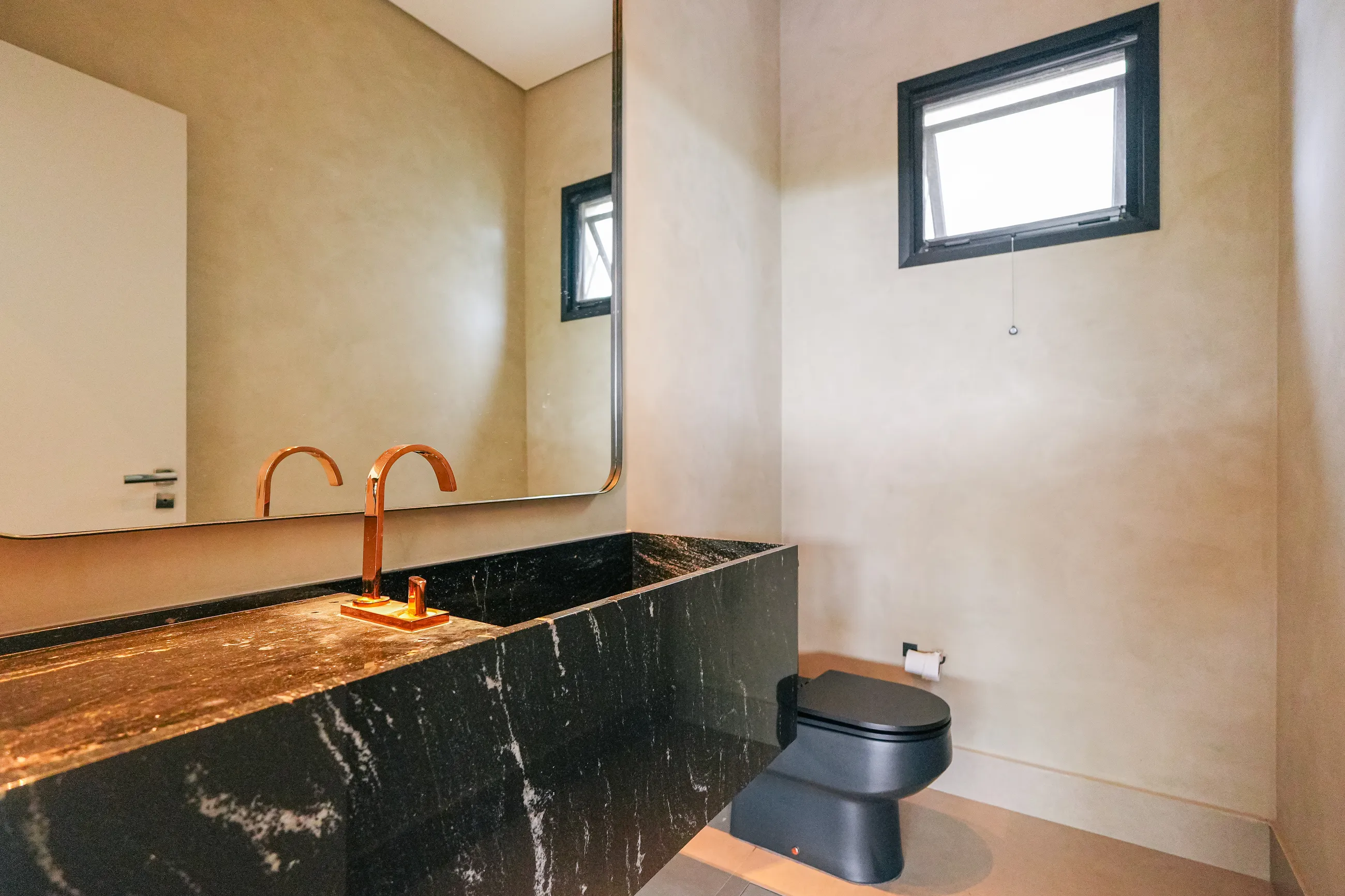 Alphaville – 390 m², 4 suítes, varanda gourmet envidraçada e piscina aquecida