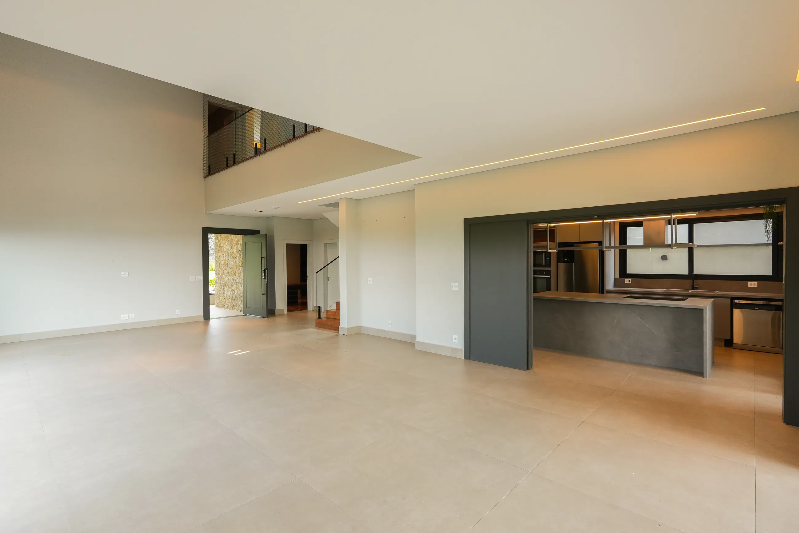 Alphaville – 390 m², 4 suítes, varanda gourmet envidraçada e piscina aquecida