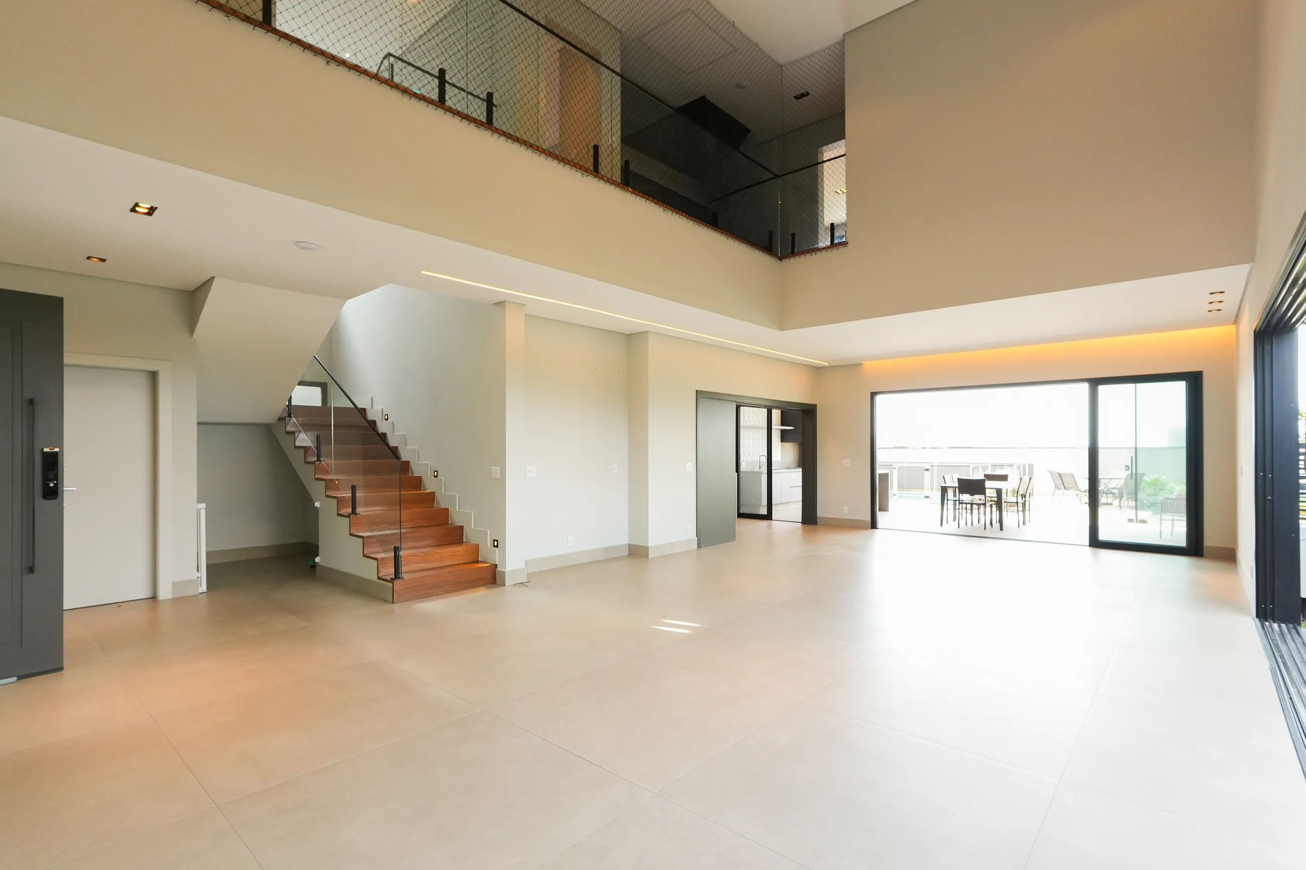 Alphaville – 390 m², 4 suítes, varanda gourmet envidraçada e piscina aquecida
