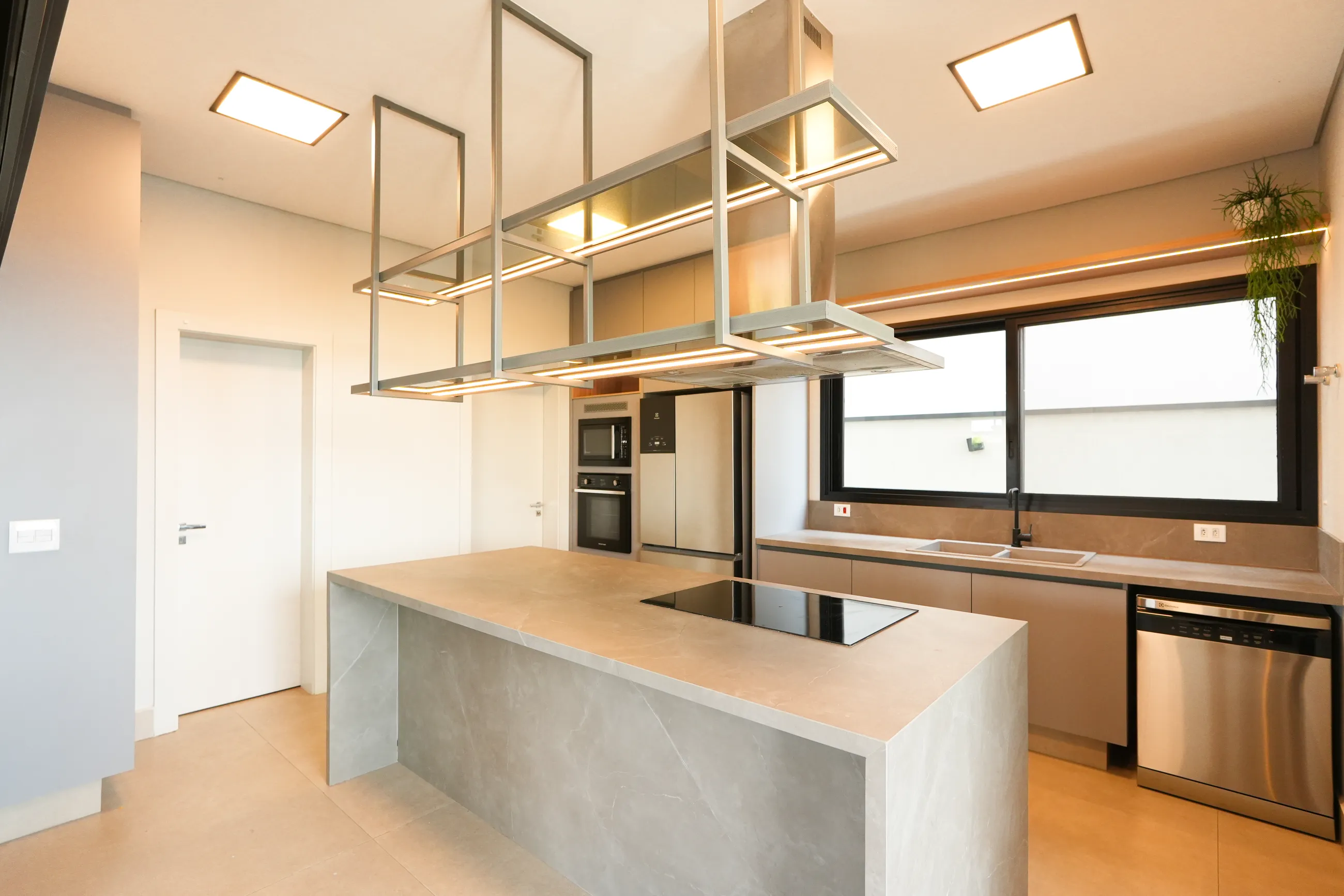 Alphaville – 390 m², 4 suítes, varanda gourmet envidraçada e piscina aquecida