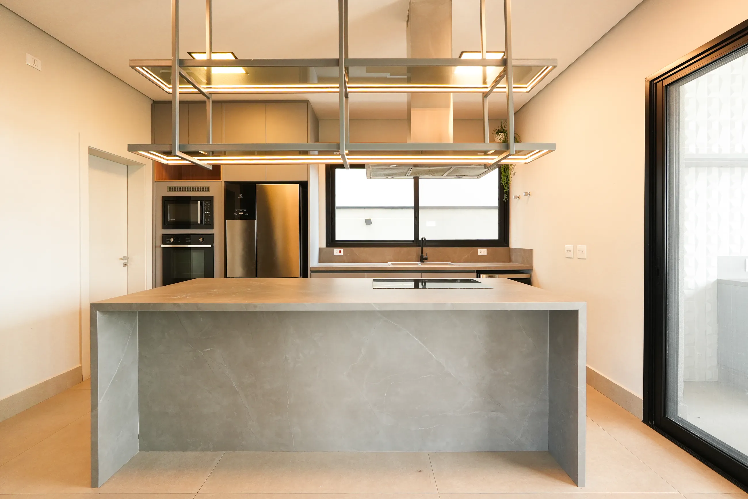 Alphaville – 390 m², 4 suítes, varanda gourmet envidraçada e piscina aquecida