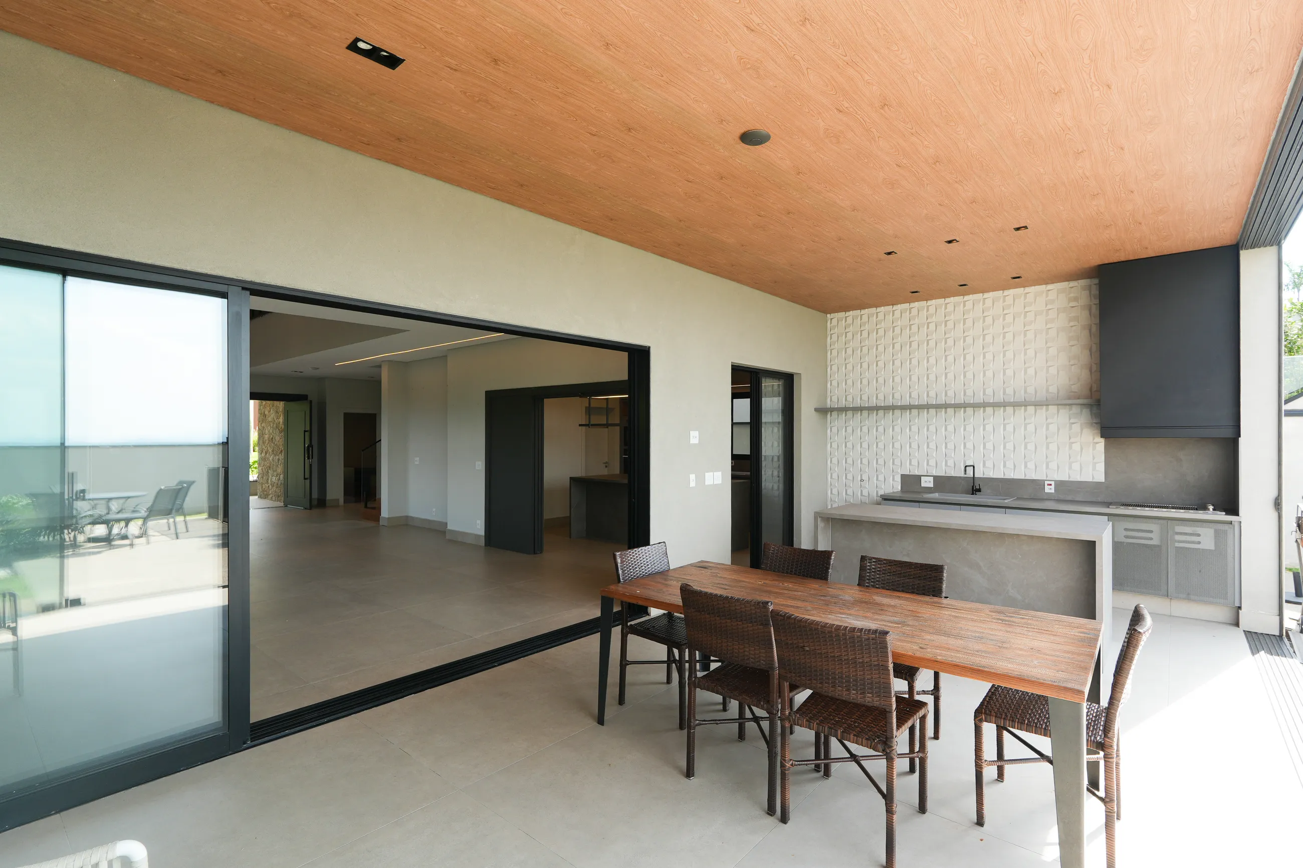 Alphaville – 390 m², 4 suítes, varanda gourmet envidraçada e piscina aquecida