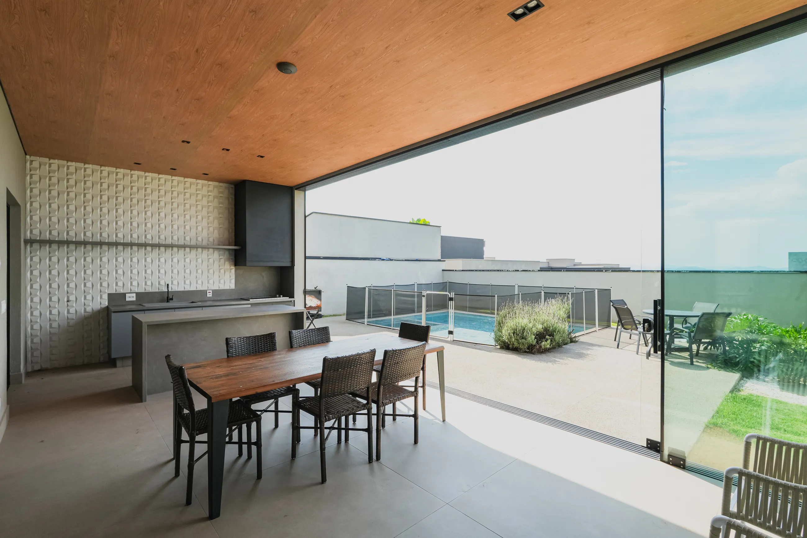 Alphaville – 390 m², 4 suítes, varanda gourmet envidraçada e piscina aquecida