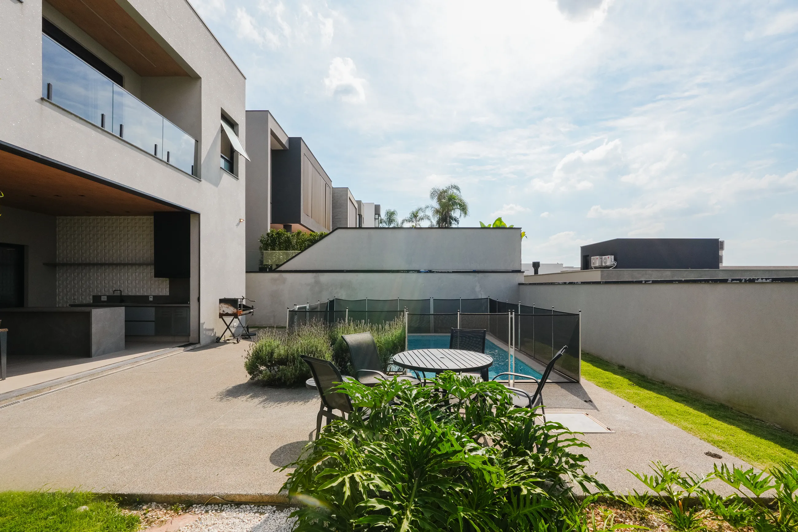Alphaville – 390 m², 4 suítes, varanda gourmet envidraçada e piscina aquecida