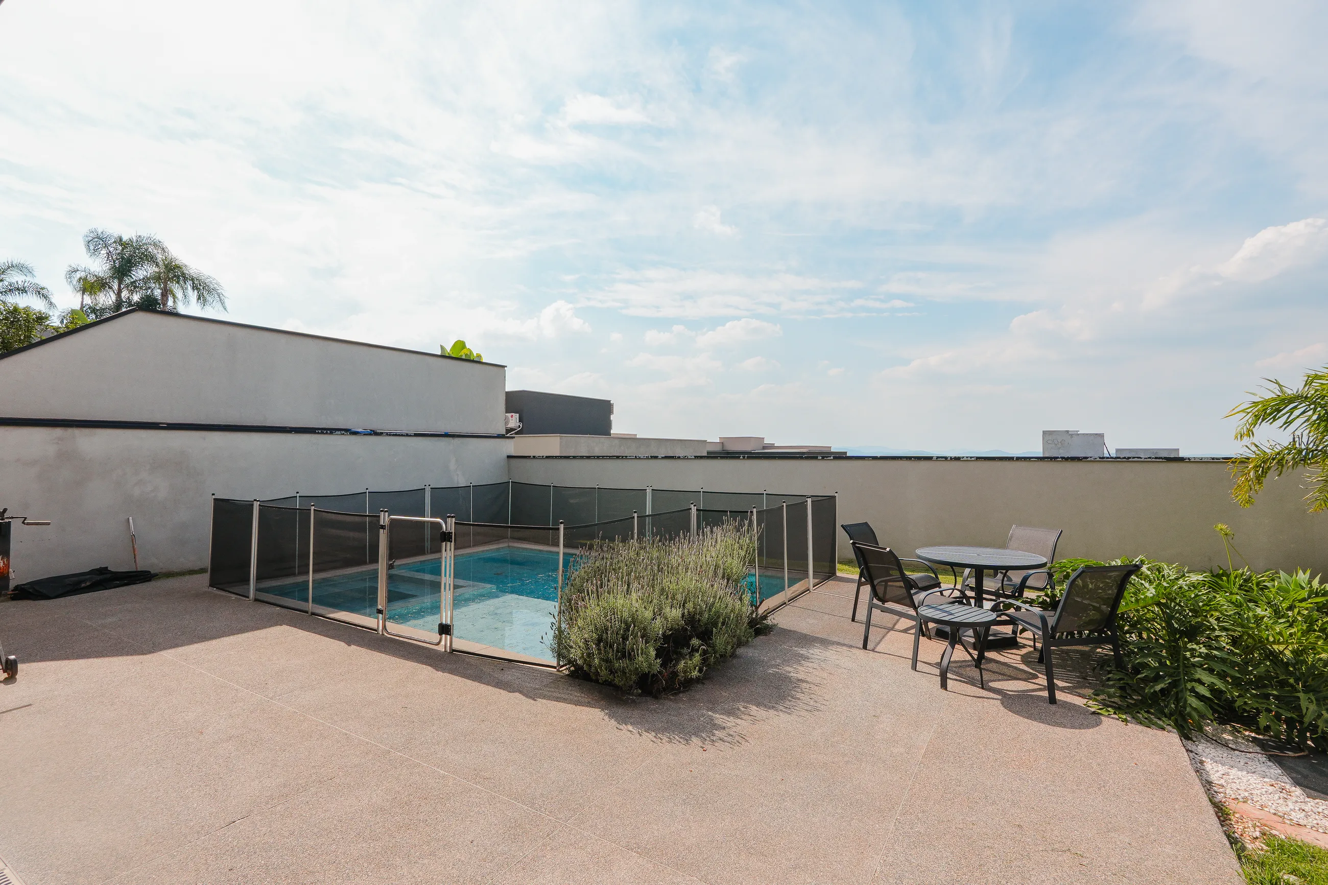 Alphaville – 390 m², 4 suítes, varanda gourmet envidraçada e piscina aquecida
