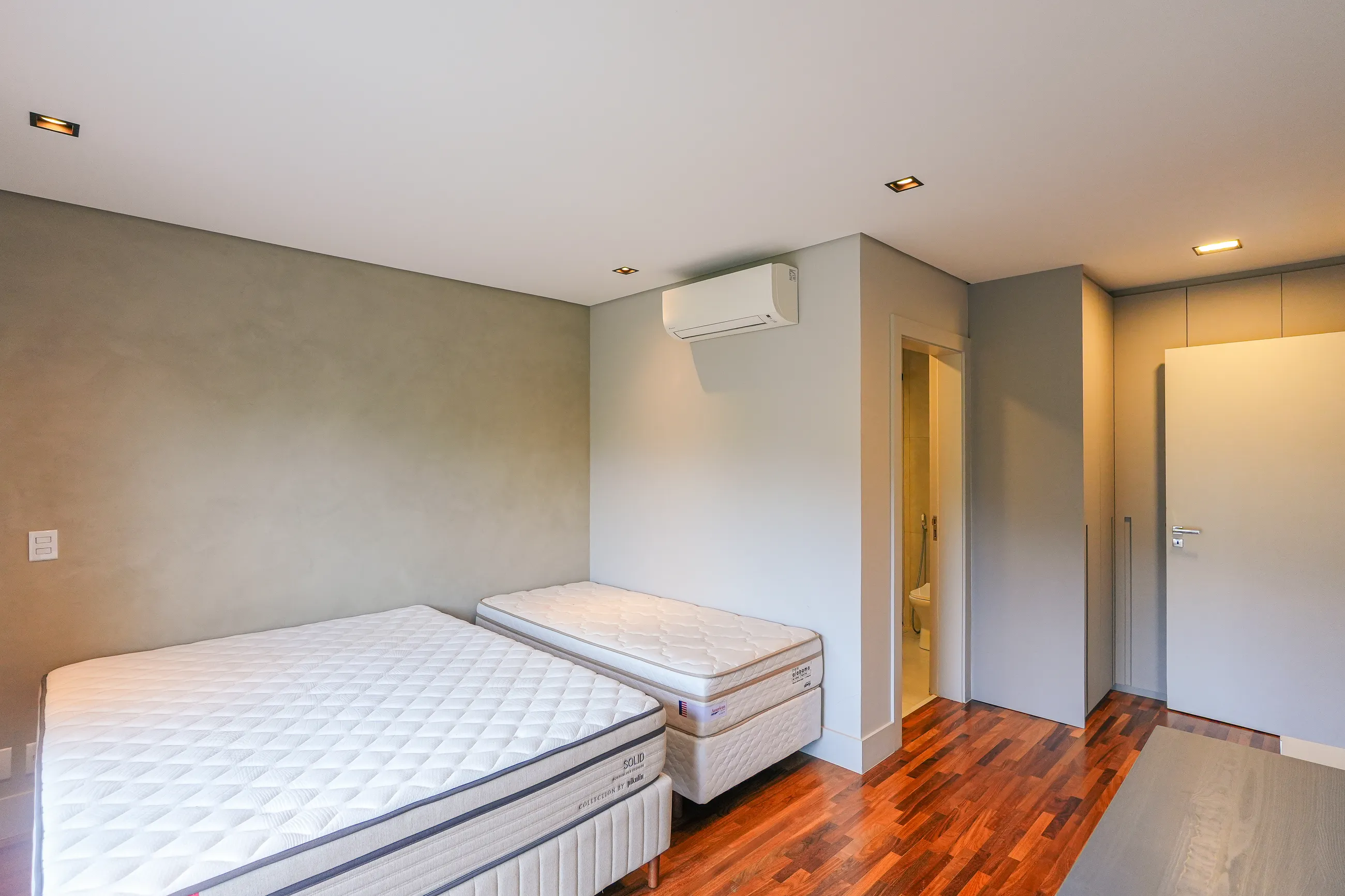 Alphaville – 390 m², 4 suítes, varanda gourmet envidraçada e piscina aquecida