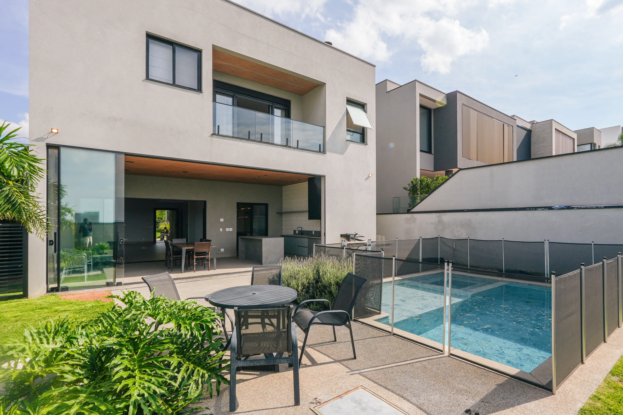 Alphaville – 390 m², 4 suítes, varanda gourmet envidraçada e piscina aquecida