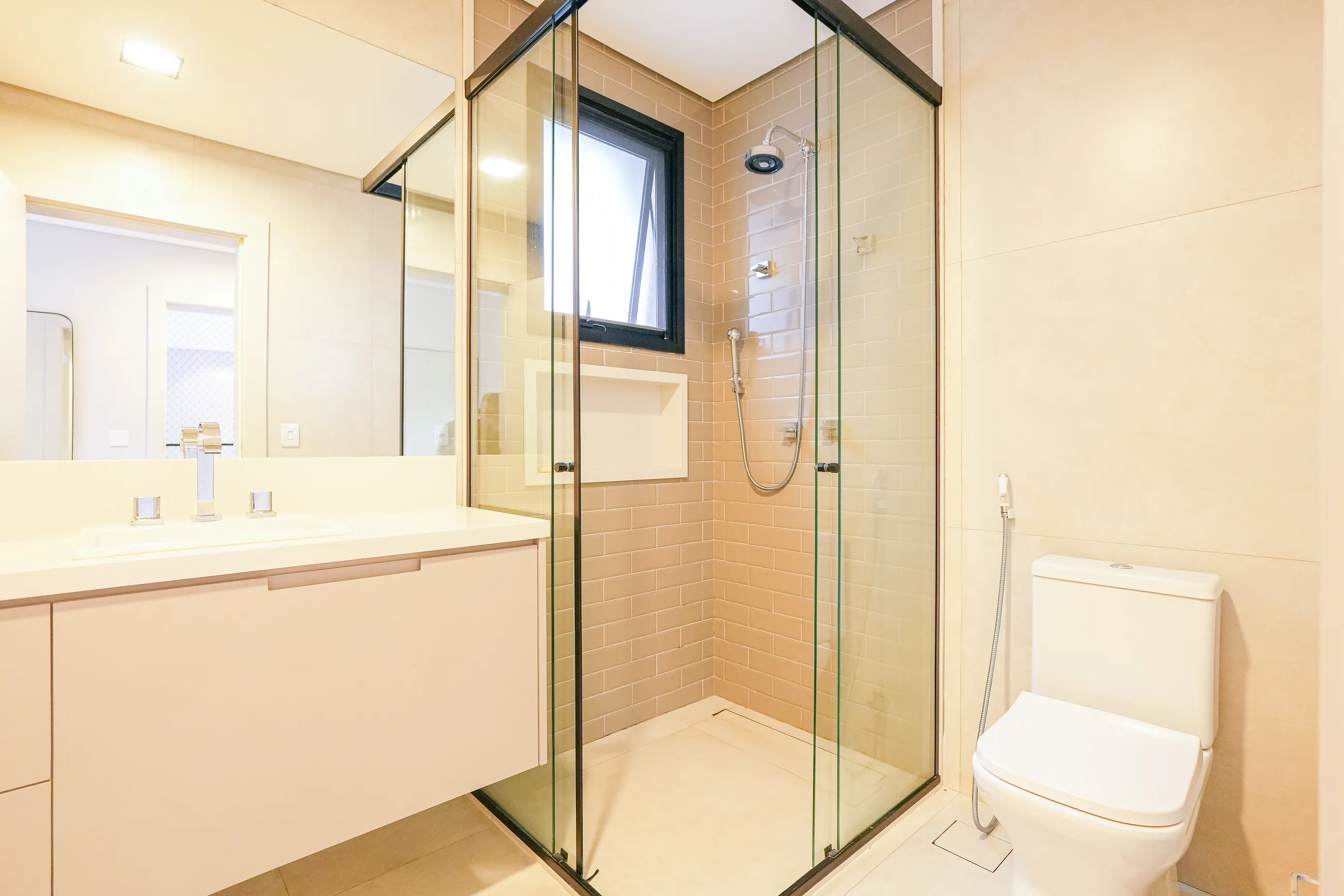 Alphaville – 390 m², 4 suítes, varanda gourmet envidraçada e piscina aquecida