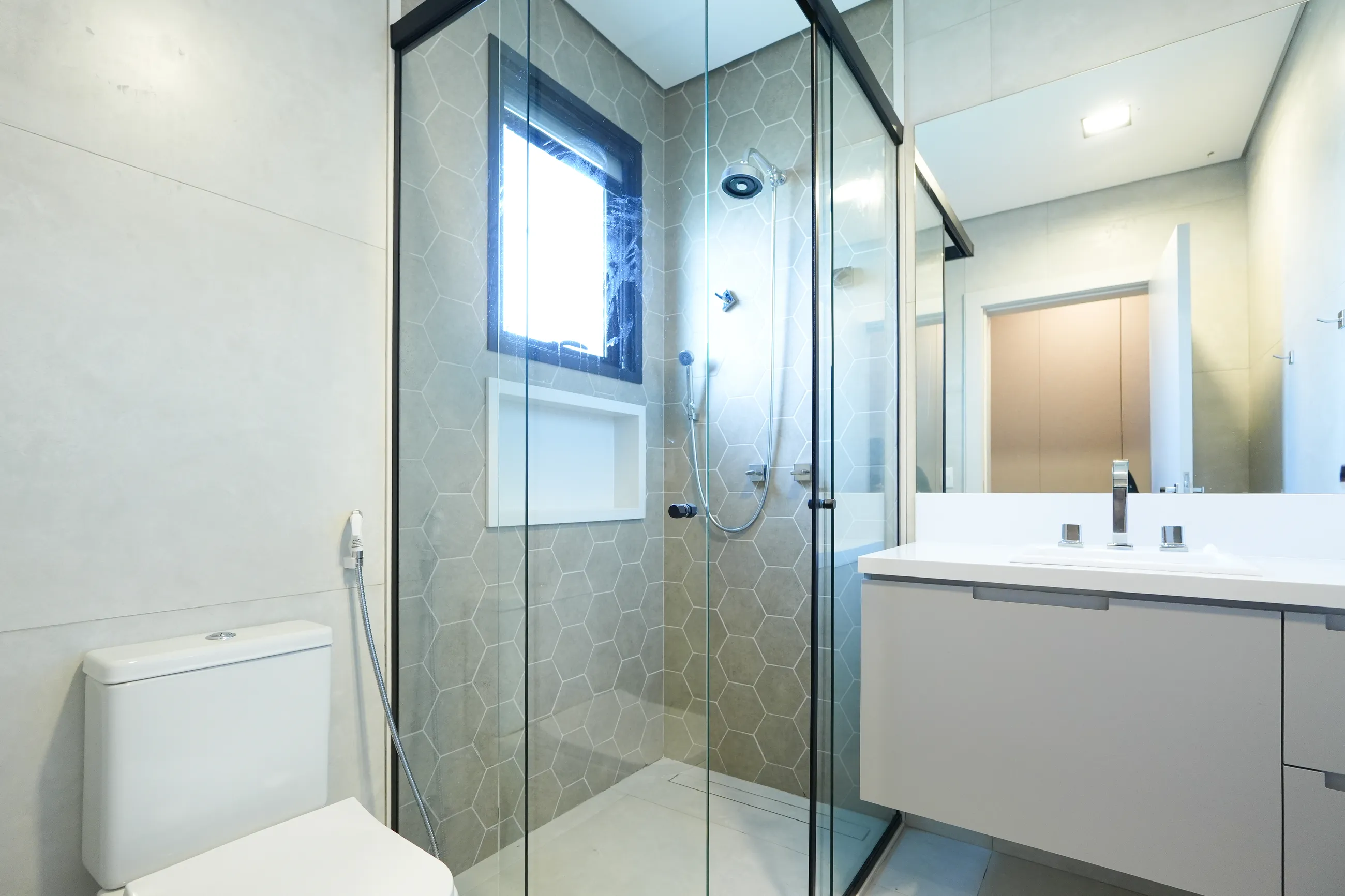 Alphaville – 390 m², 4 suítes, varanda gourmet envidraçada e piscina aquecida