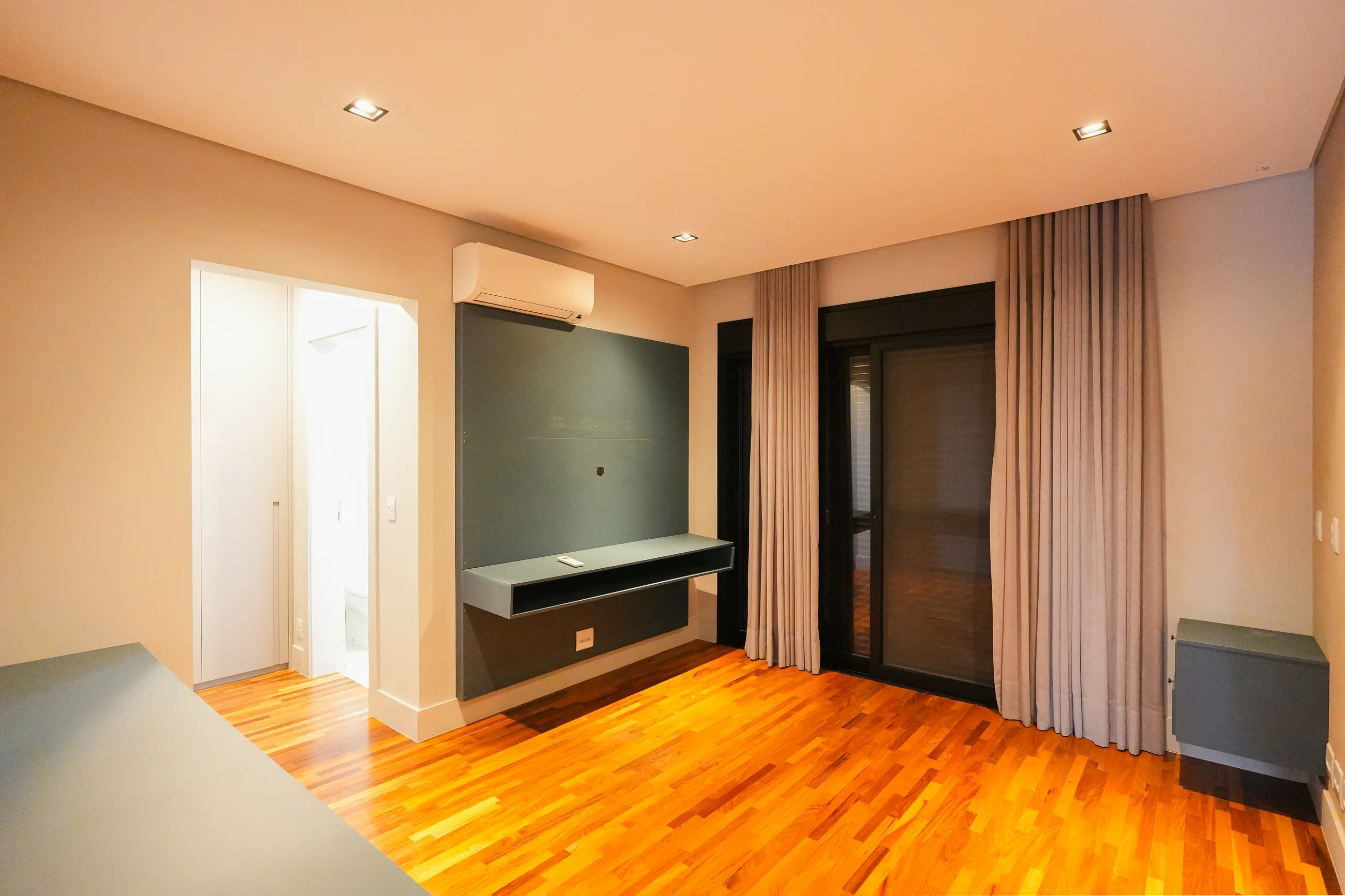 Alphaville – 390 m², 4 suítes, varanda gourmet envidraçada e piscina aquecida