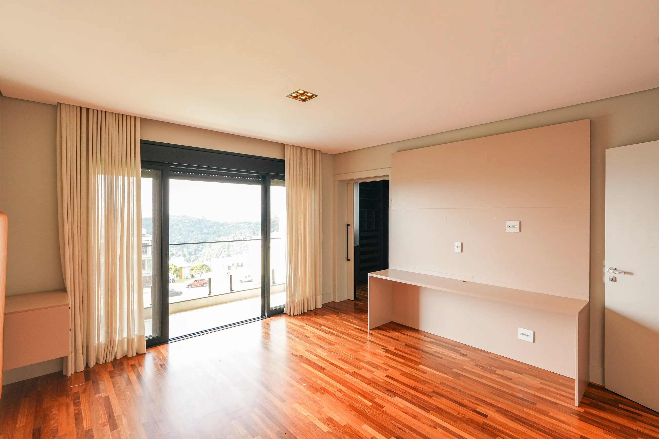 Alphaville – 390 m², 4 suítes, varanda gourmet envidraçada e piscina aquecida