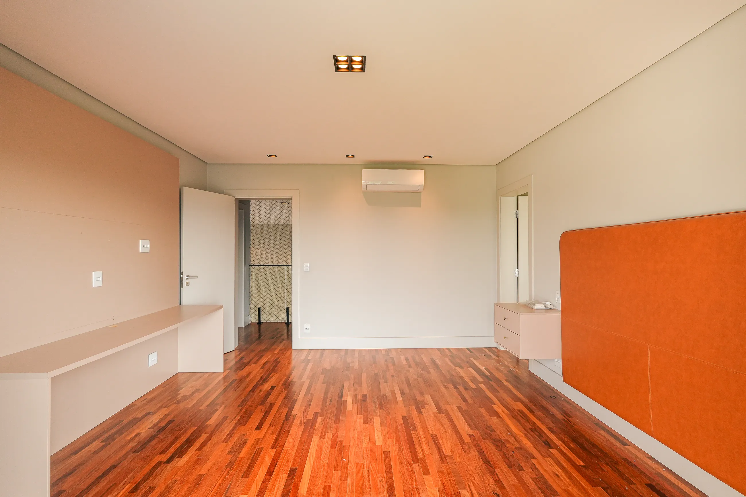 Alphaville – 390 m², 4 suítes, varanda gourmet envidraçada e piscina aquecida