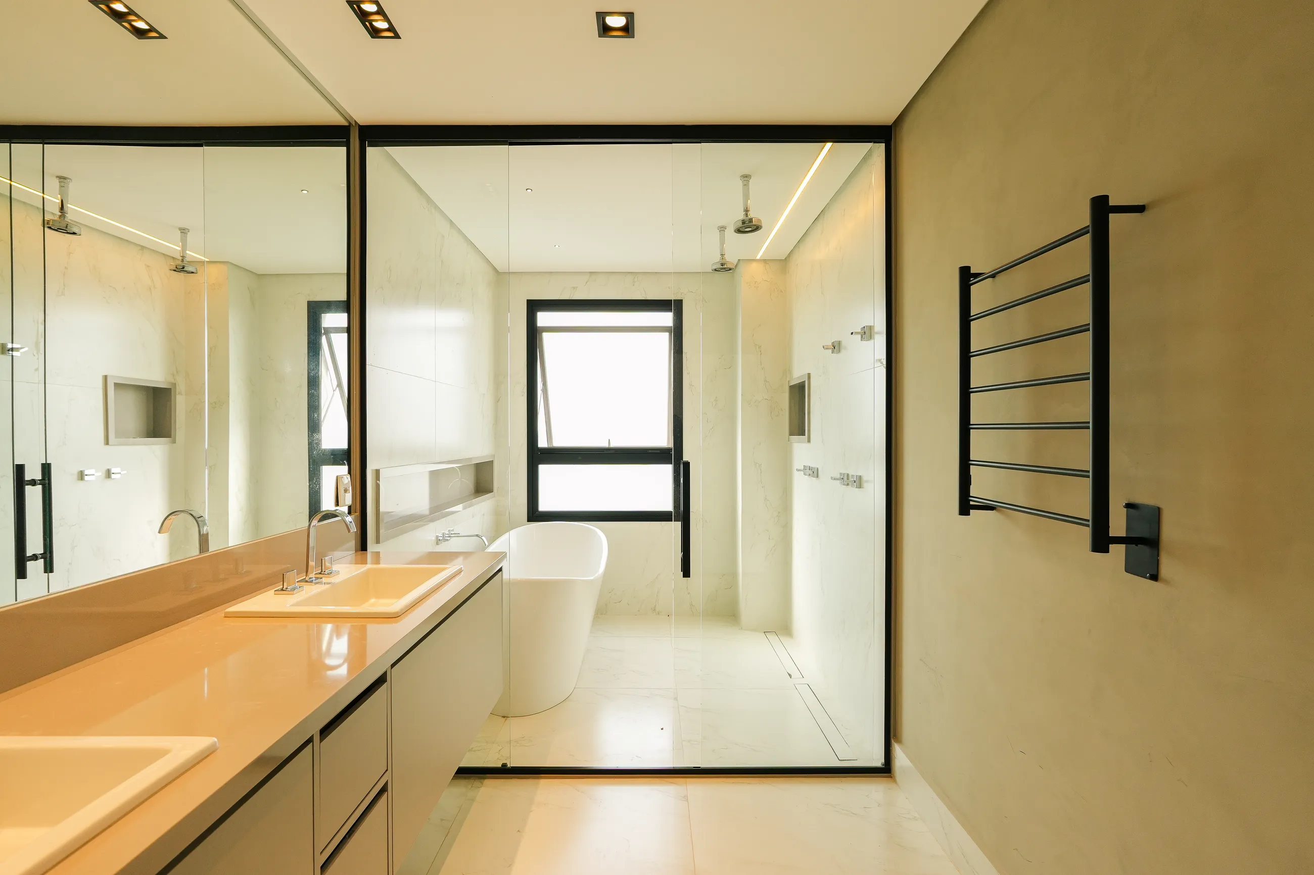 Alphaville – 390 m², 4 suítes, varanda gourmet envidraçada e piscina aquecida