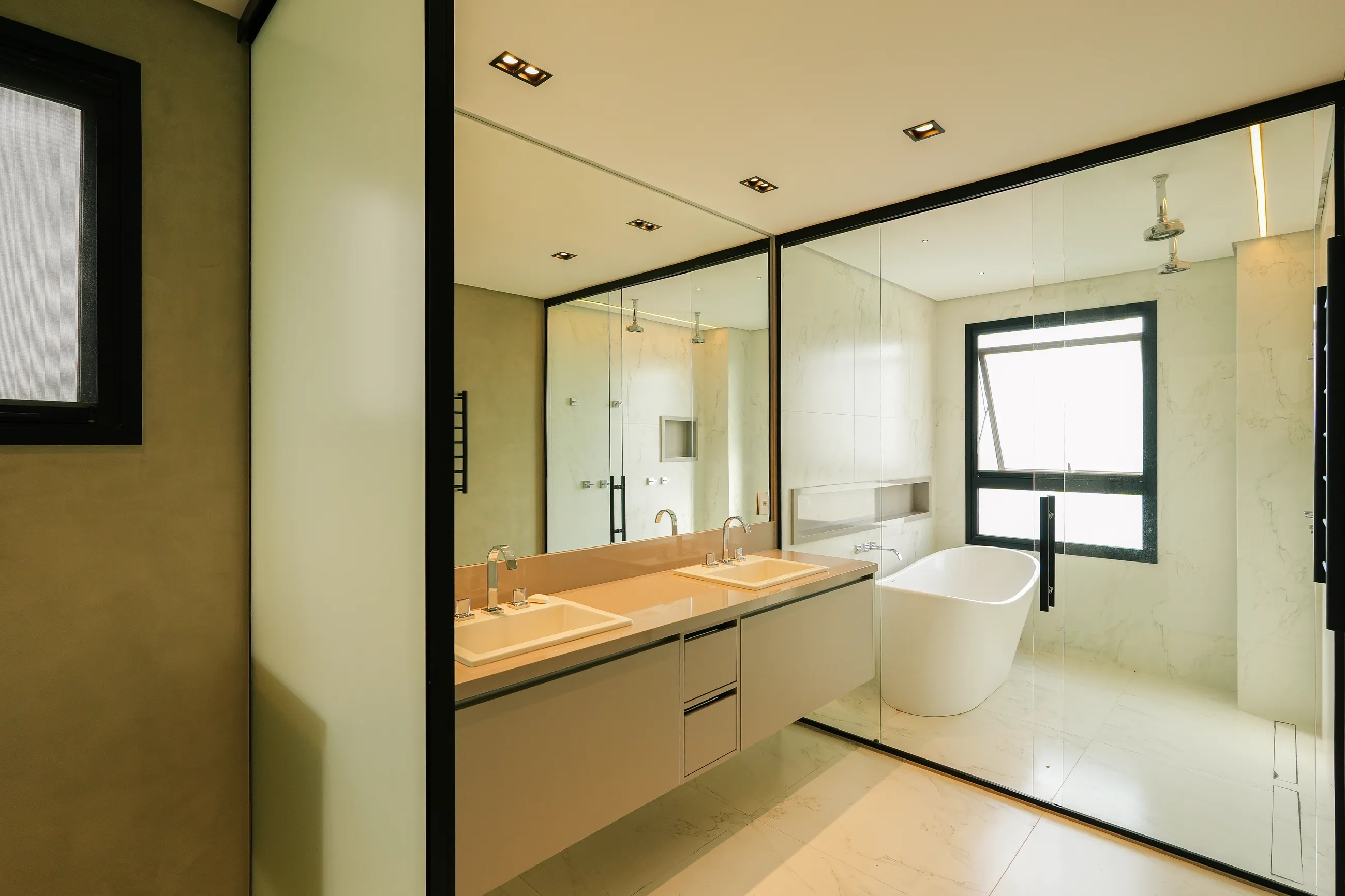 Alphaville – 390 m², 4 suítes, varanda gourmet envidraçada e piscina aquecida