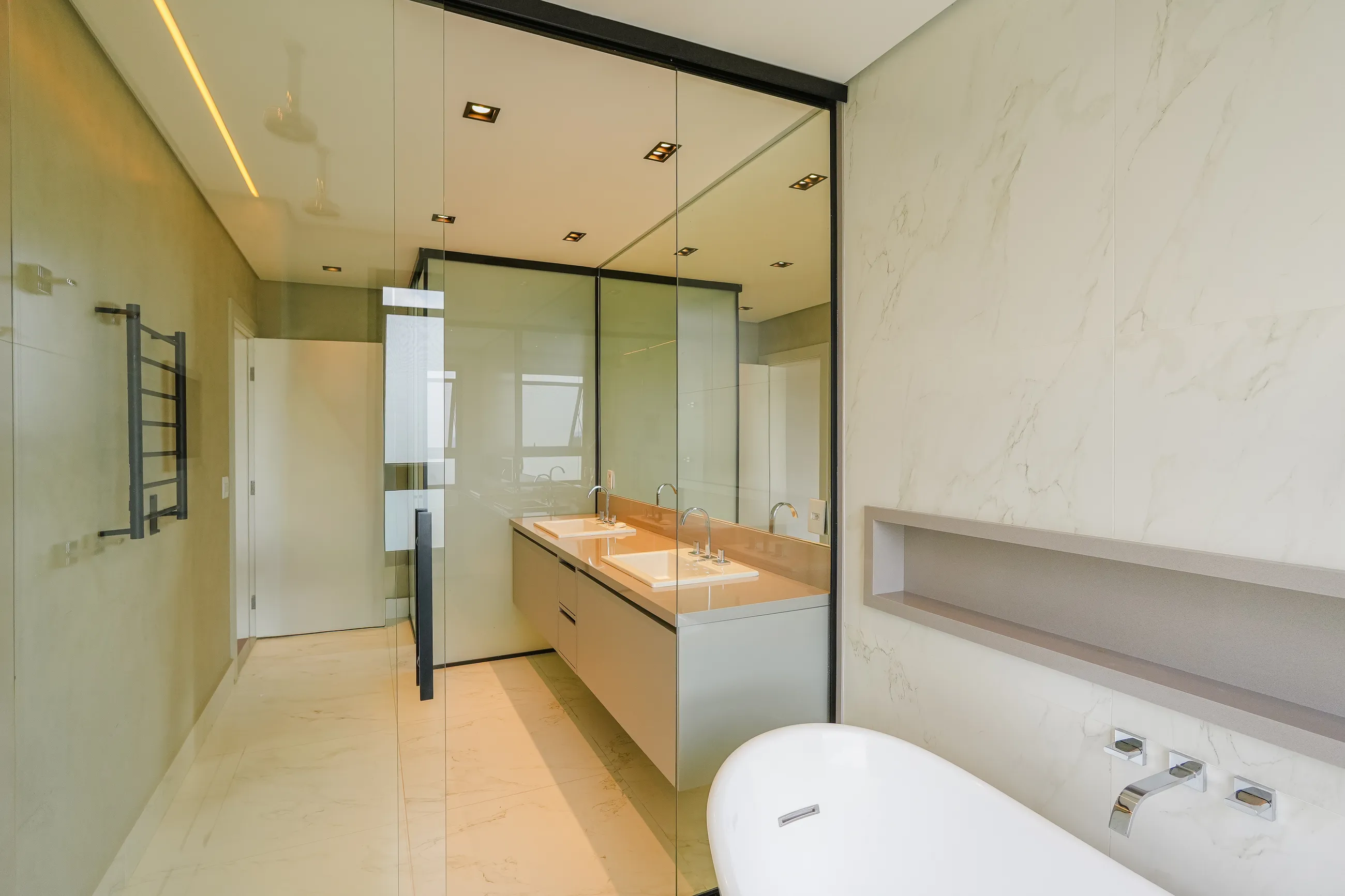 Alphaville – 390 m², 4 suítes, varanda gourmet envidraçada e piscina aquecida