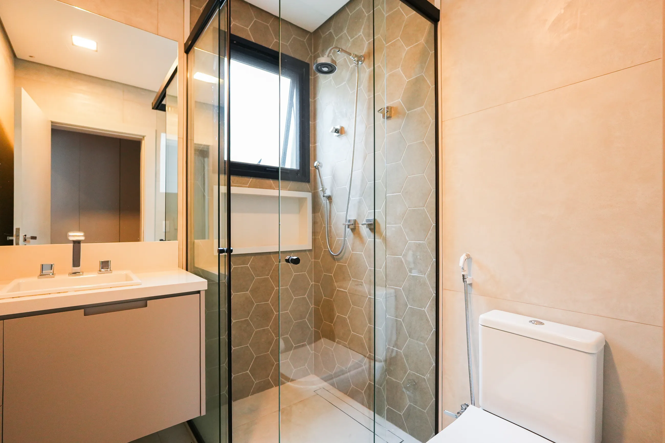 Alphaville – 390 m², 4 suítes, varanda gourmet envidraçada e piscina aquecida