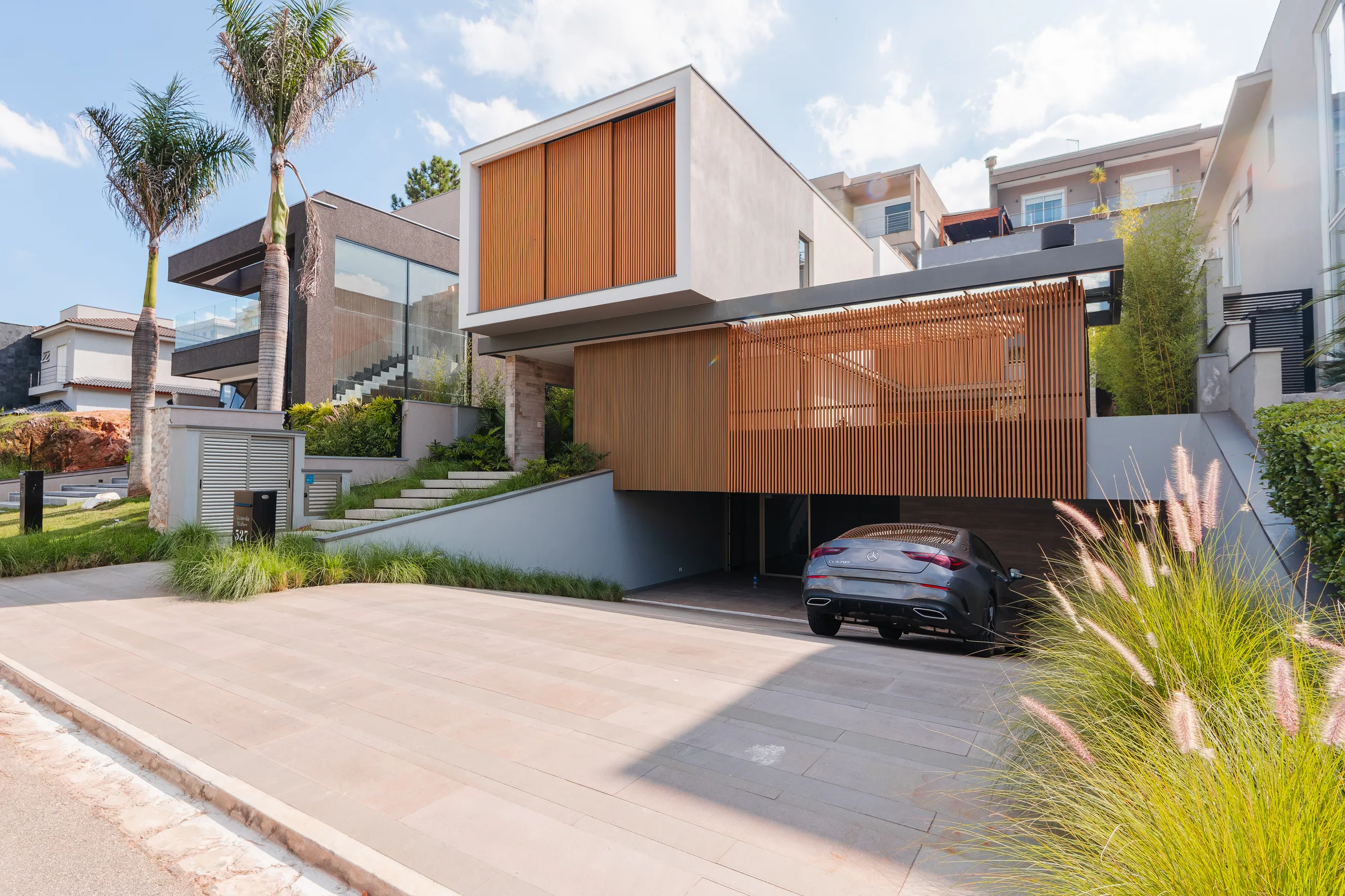 Vila Solaia – Residência com 4 suítes, adega e área gourmet integrada