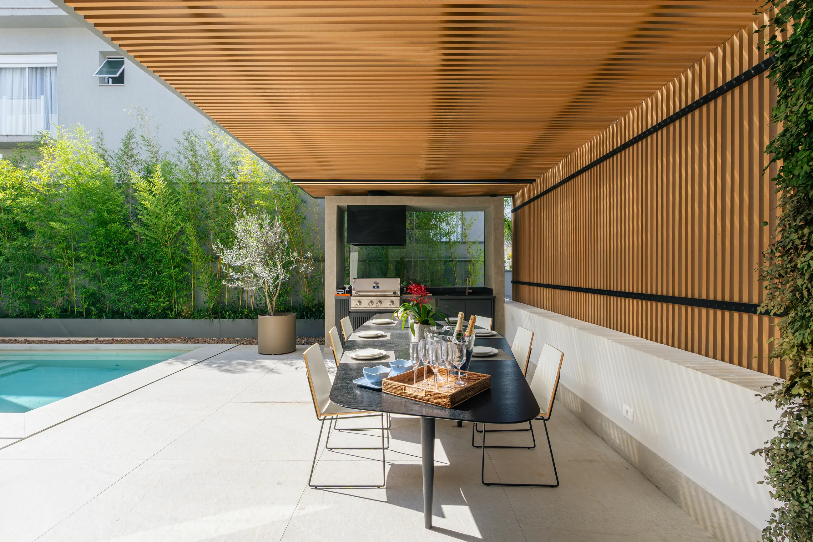 Vila Solaia – Residência com 4 suítes, adega e área gourmet integrada