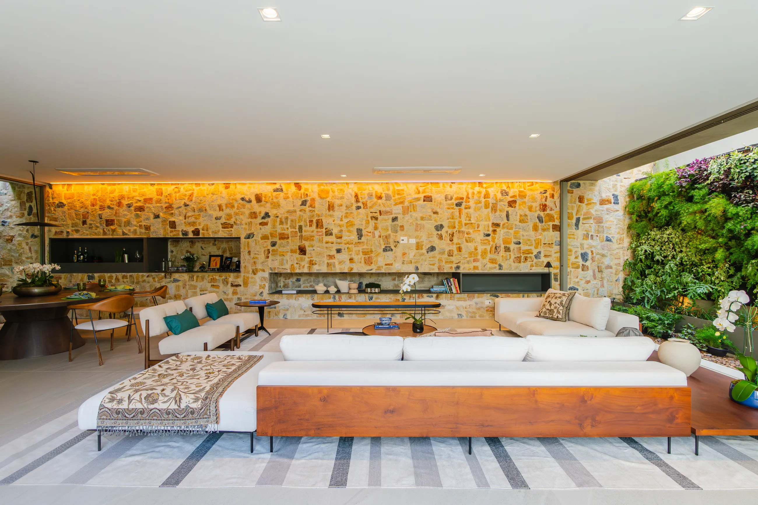 Vila Solaia – Residência com 4 suítes, adega e área gourmet integrada
