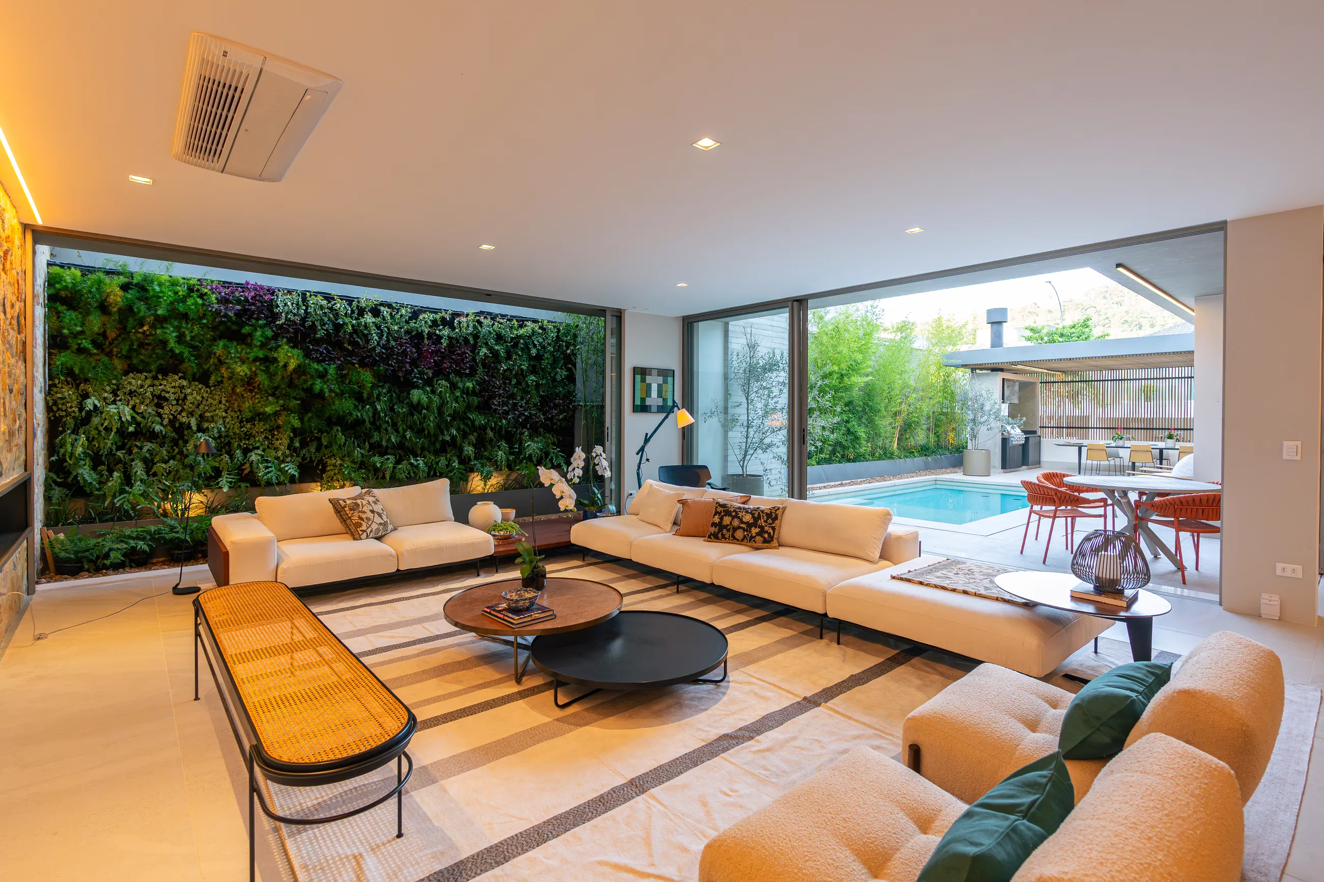 Vila Solaia – Residência com 4 suítes, adega e área gourmet integrada