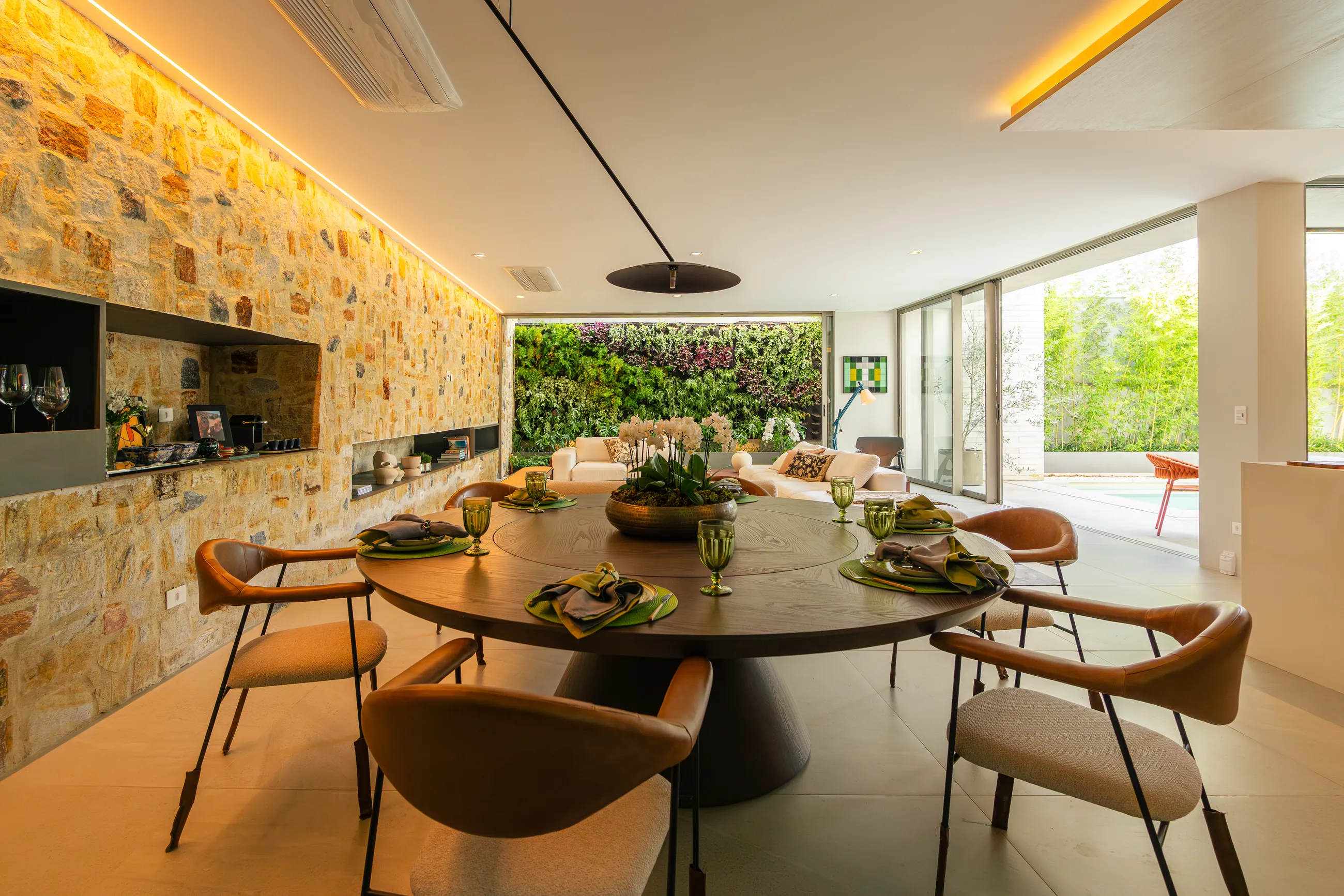 Vila Solaia – Residência com 4 suítes, adega e área gourmet integrada