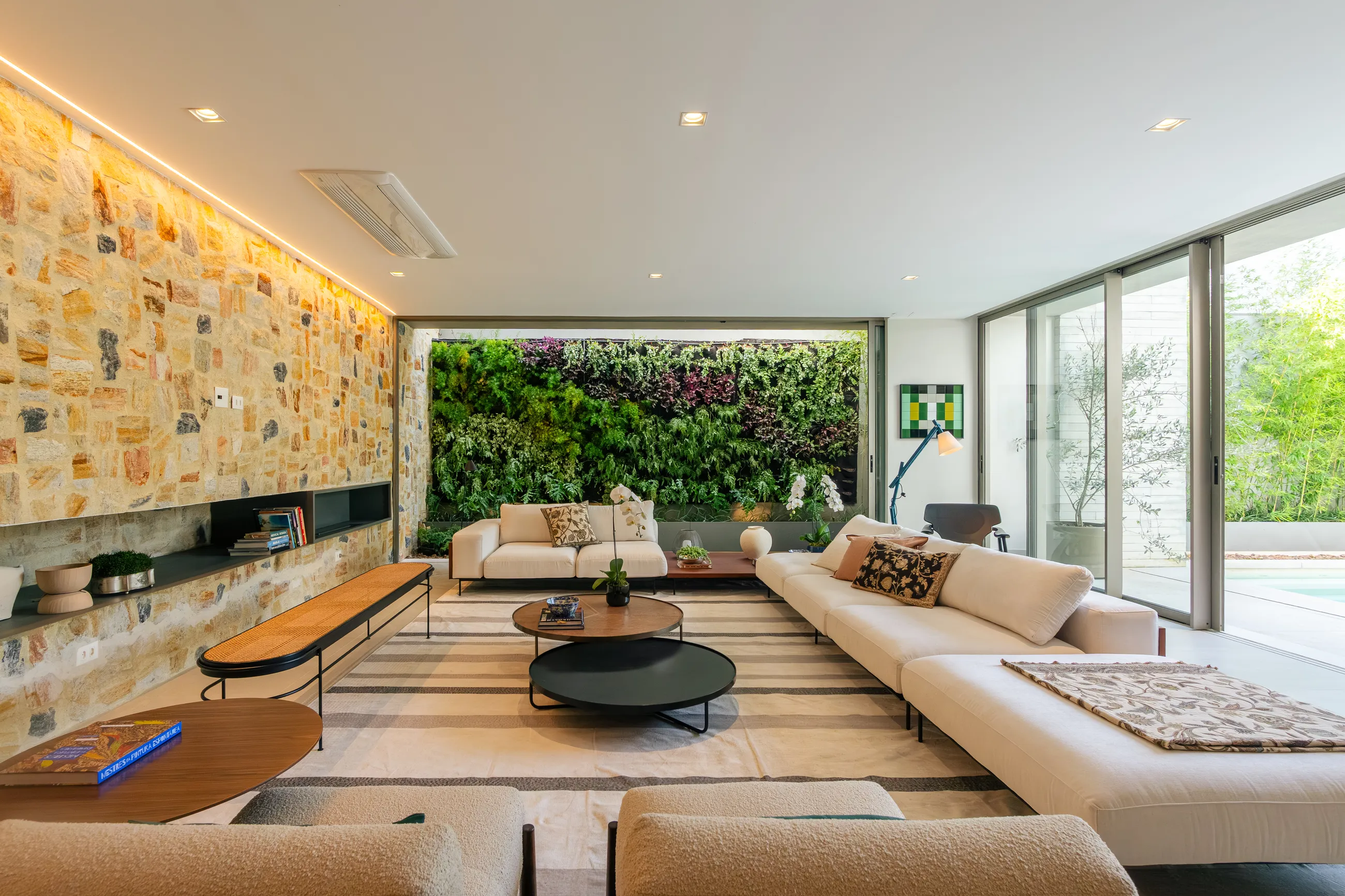 Vila Solaia – Residência com 4 suítes, adega e área gourmet integrada