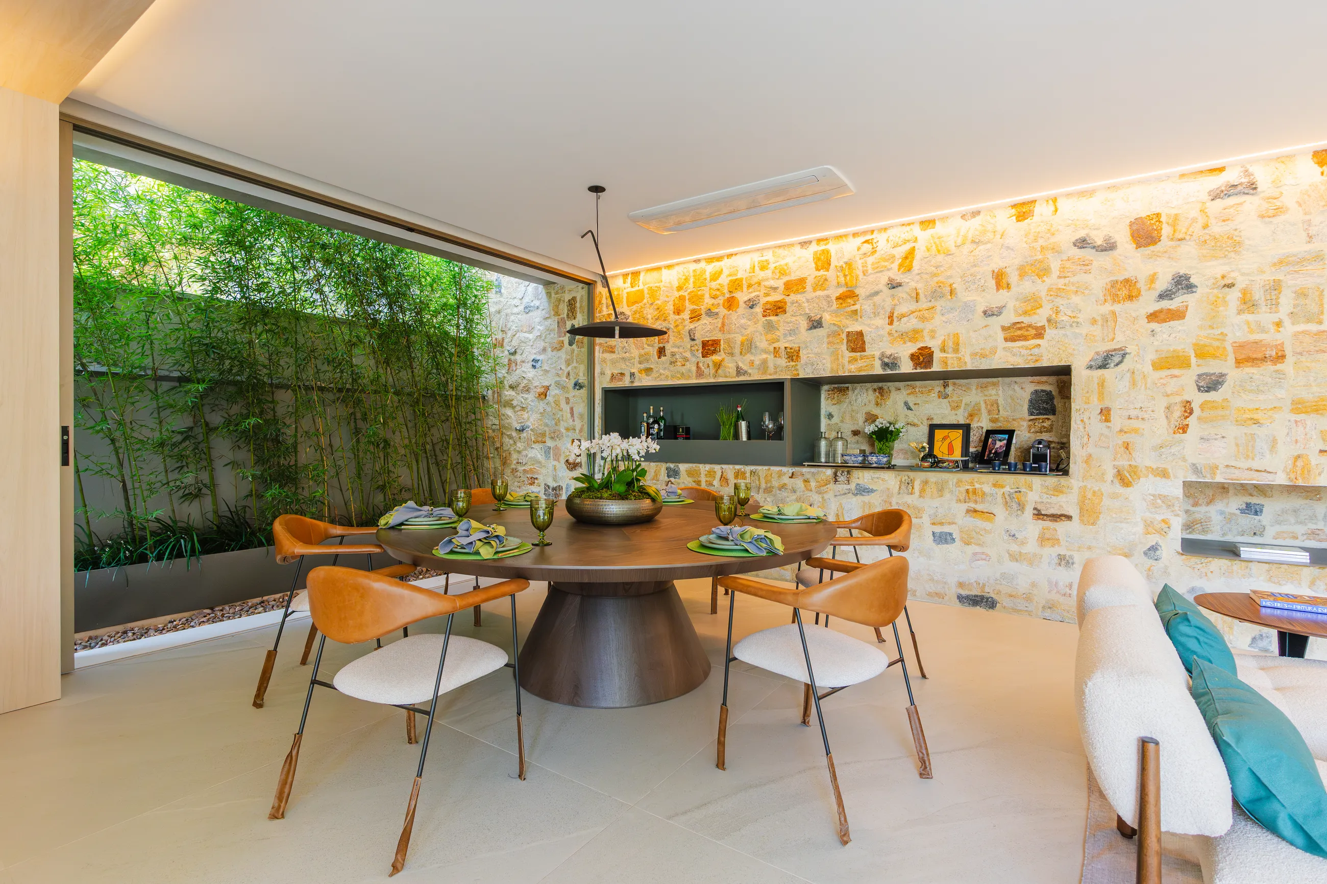 Vila Solaia – Residência com 4 suítes, adega e área gourmet integrada