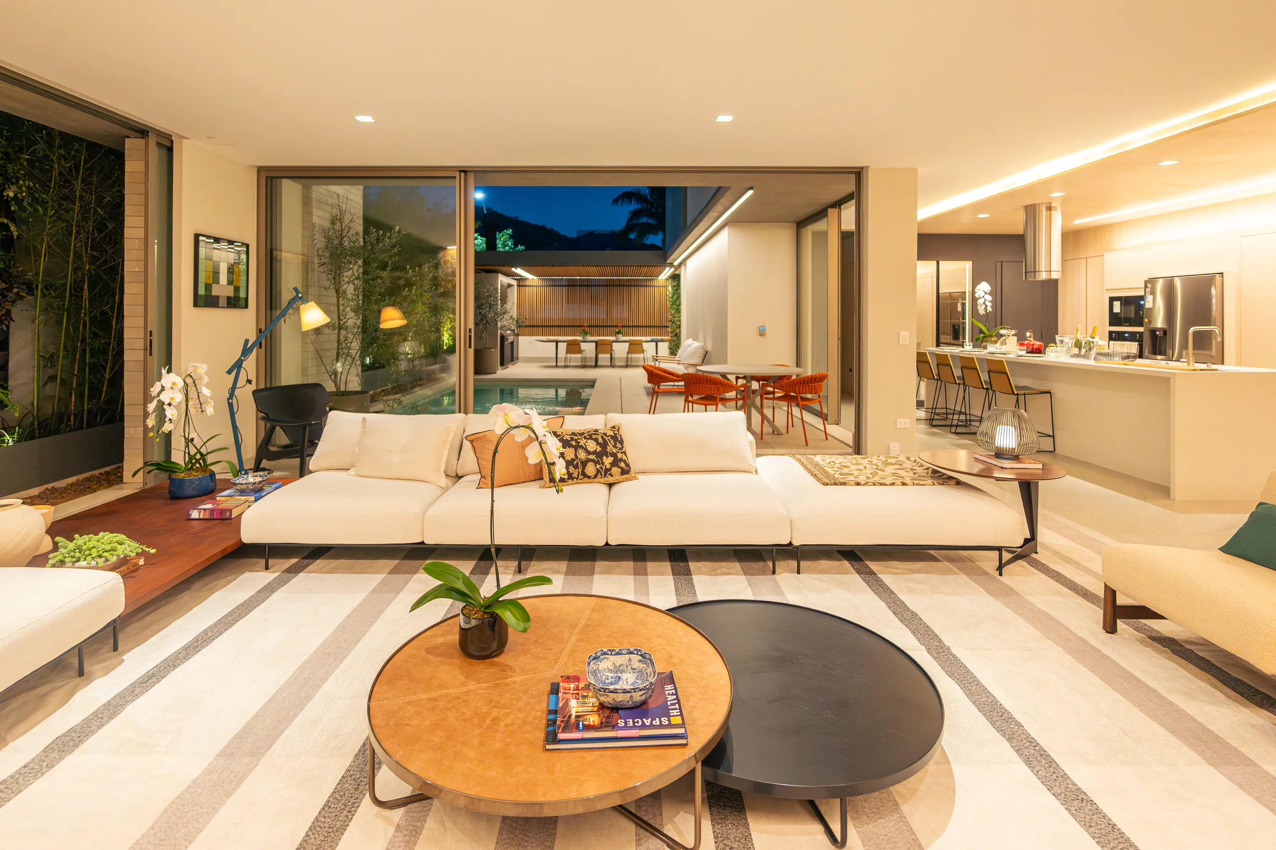 Vila Solaia – Residência com 4 suítes, adega e área gourmet integrada
