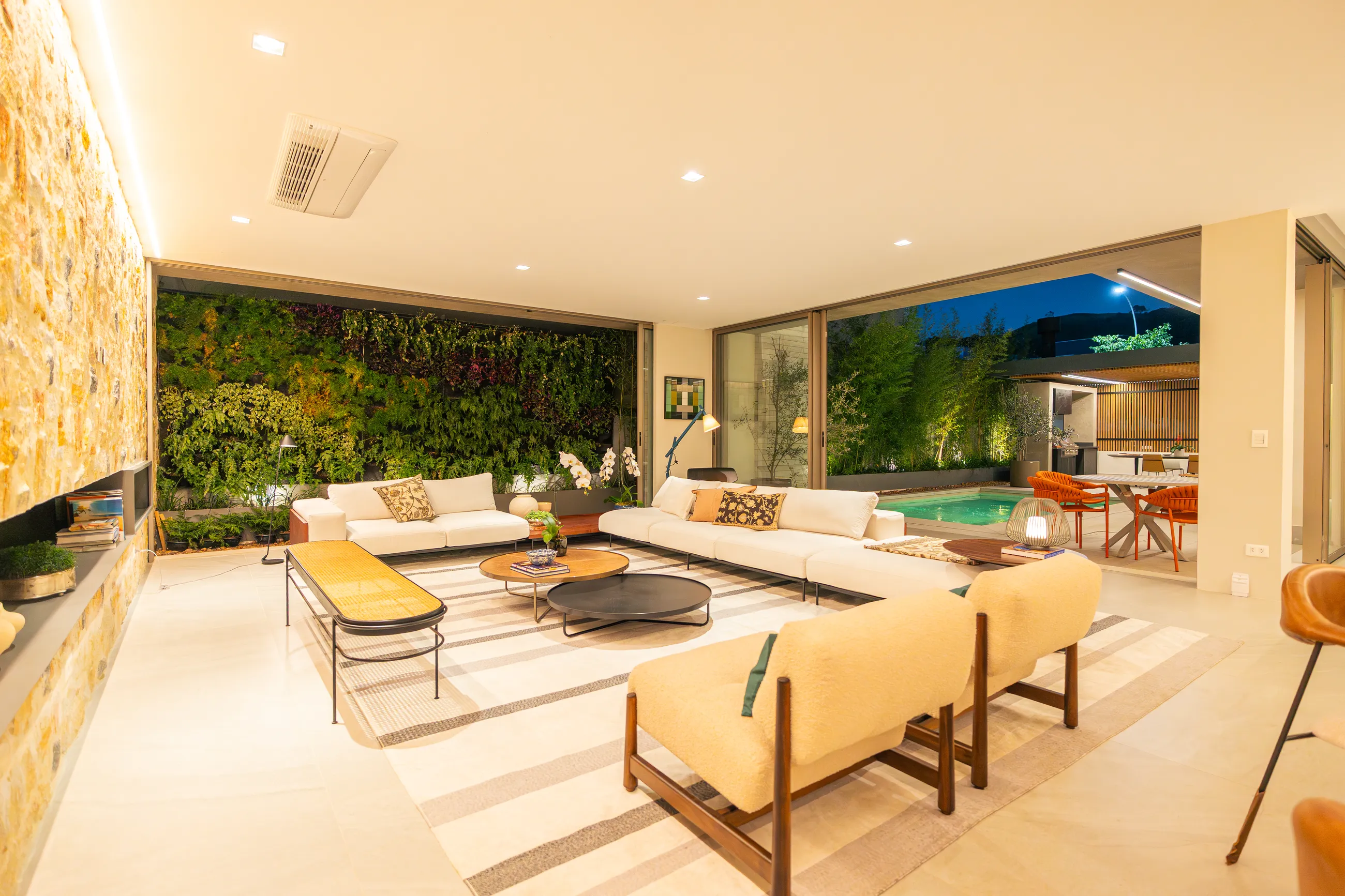 Vila Solaia – Residência com 4 suítes, adega e área gourmet integrada