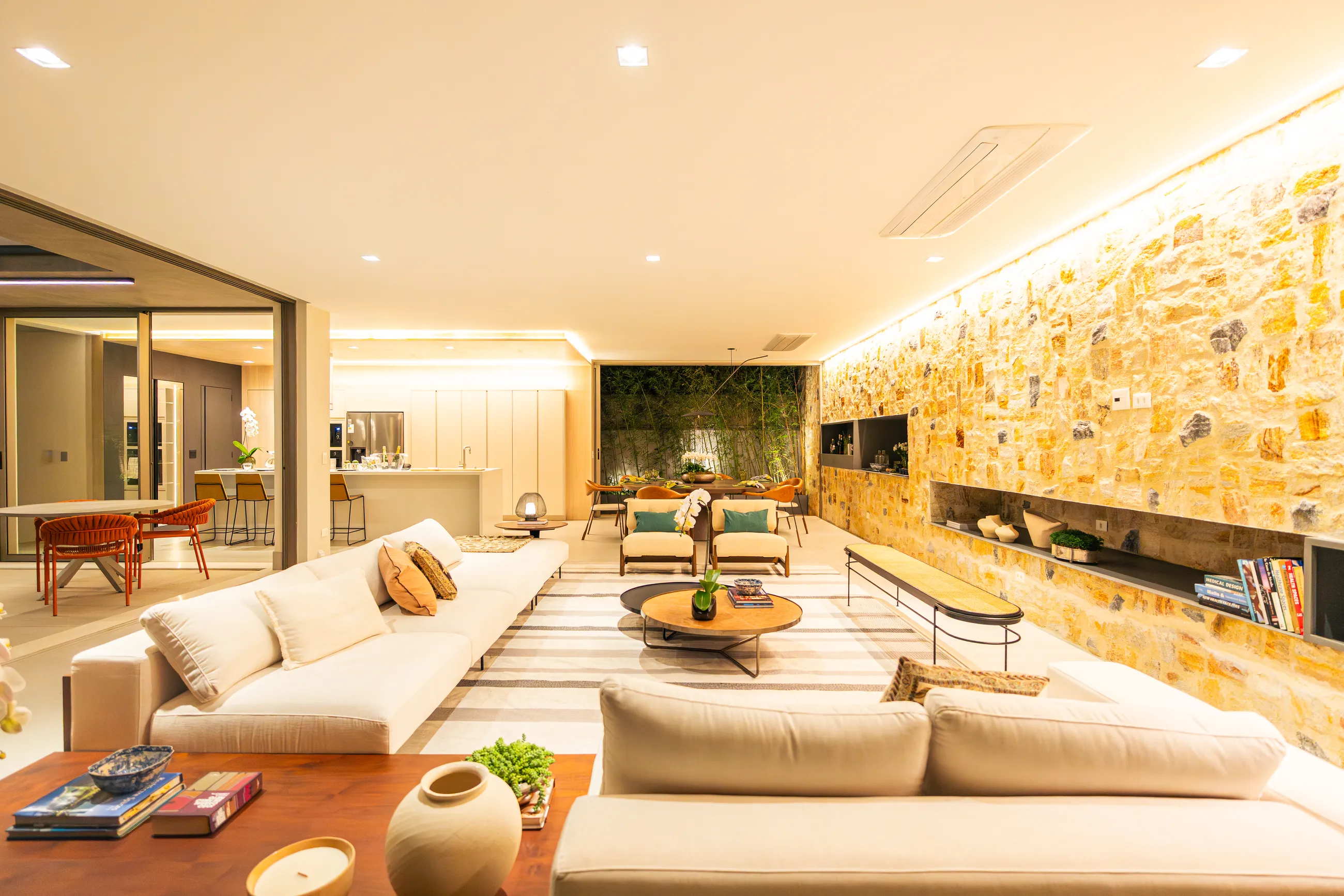 Vila Solaia – Residência com 4 suítes, adega e área gourmet integrada