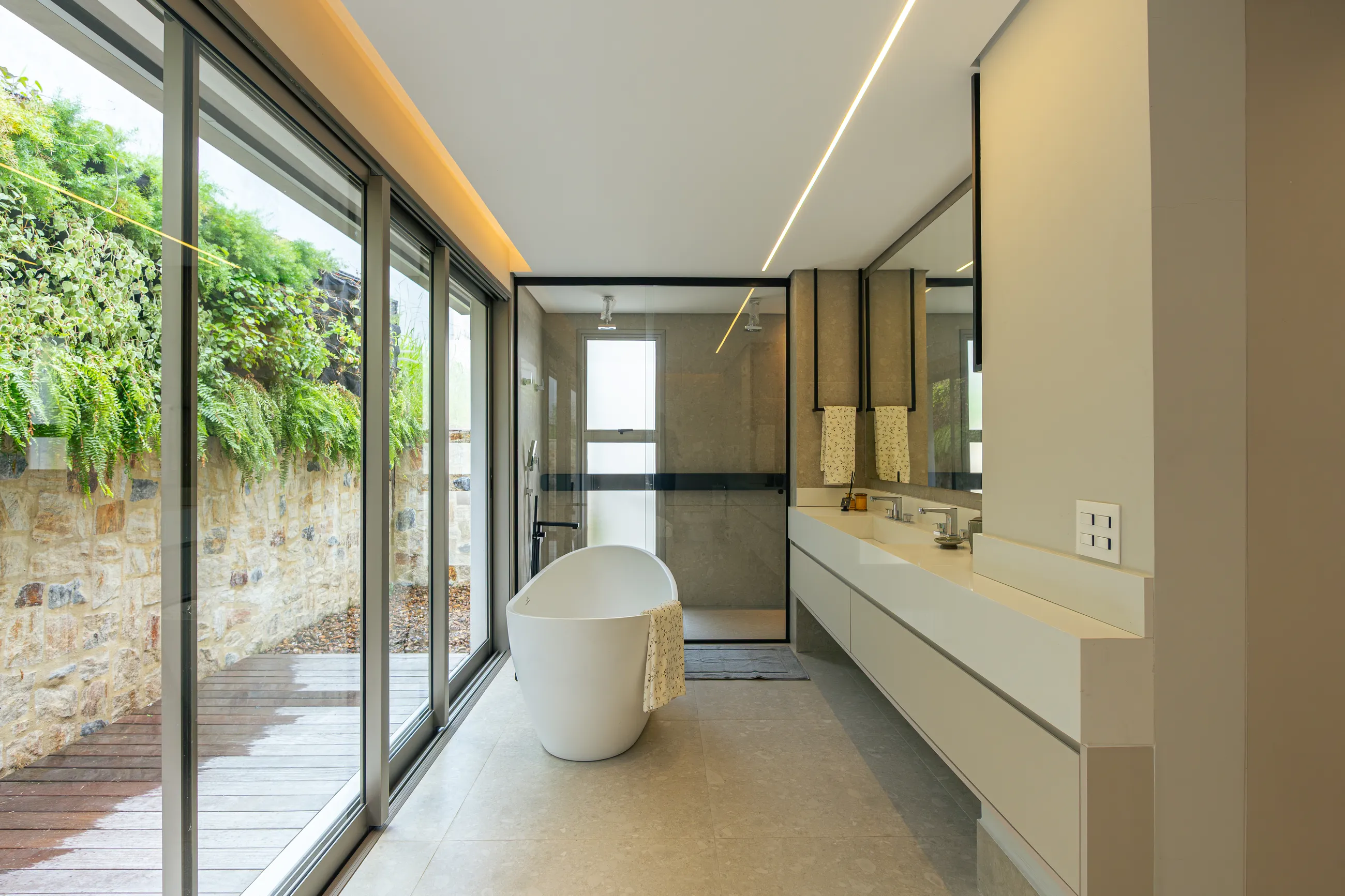 Vila Solaia – Residência com 4 suítes, adega e área gourmet integrada