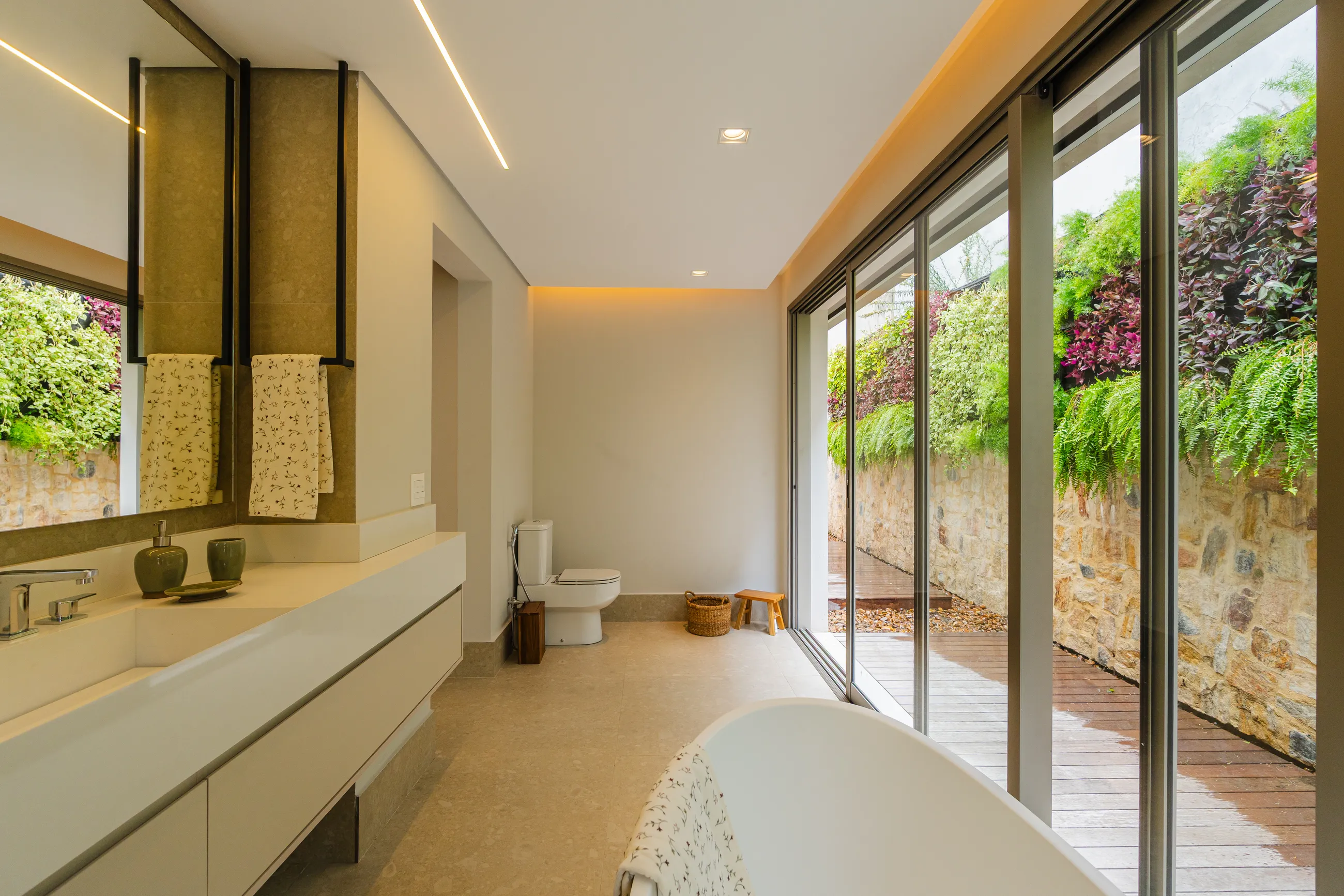 Vila Solaia – Residência com 4 suítes, adega e área gourmet integrada