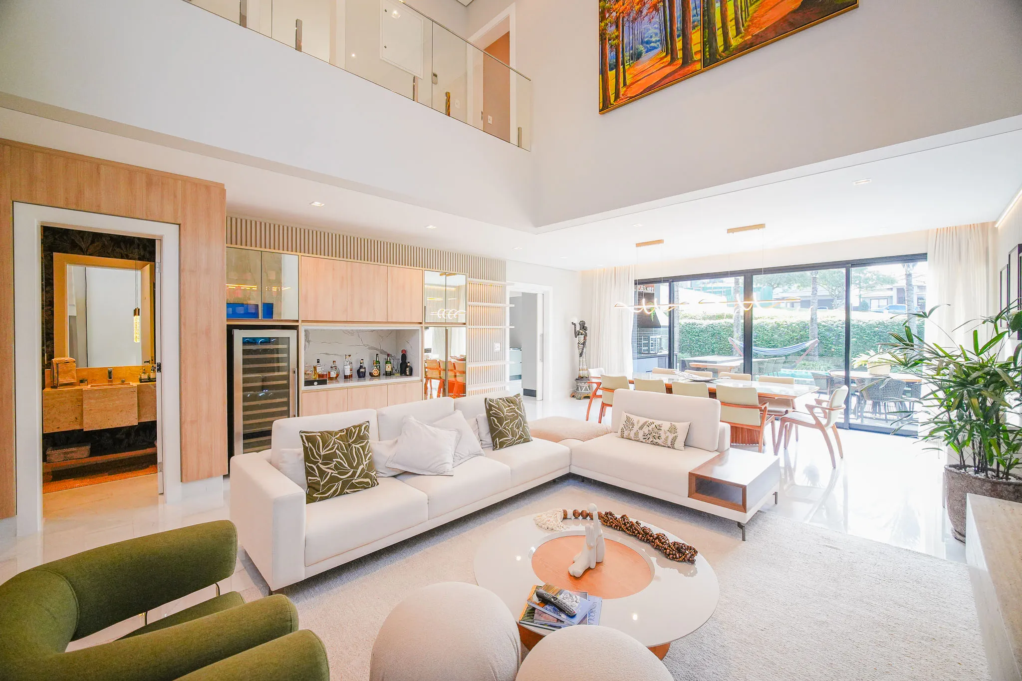 Gênesis II – 372,78 m², 4 suítes, adega climatizada e piscina aquecida