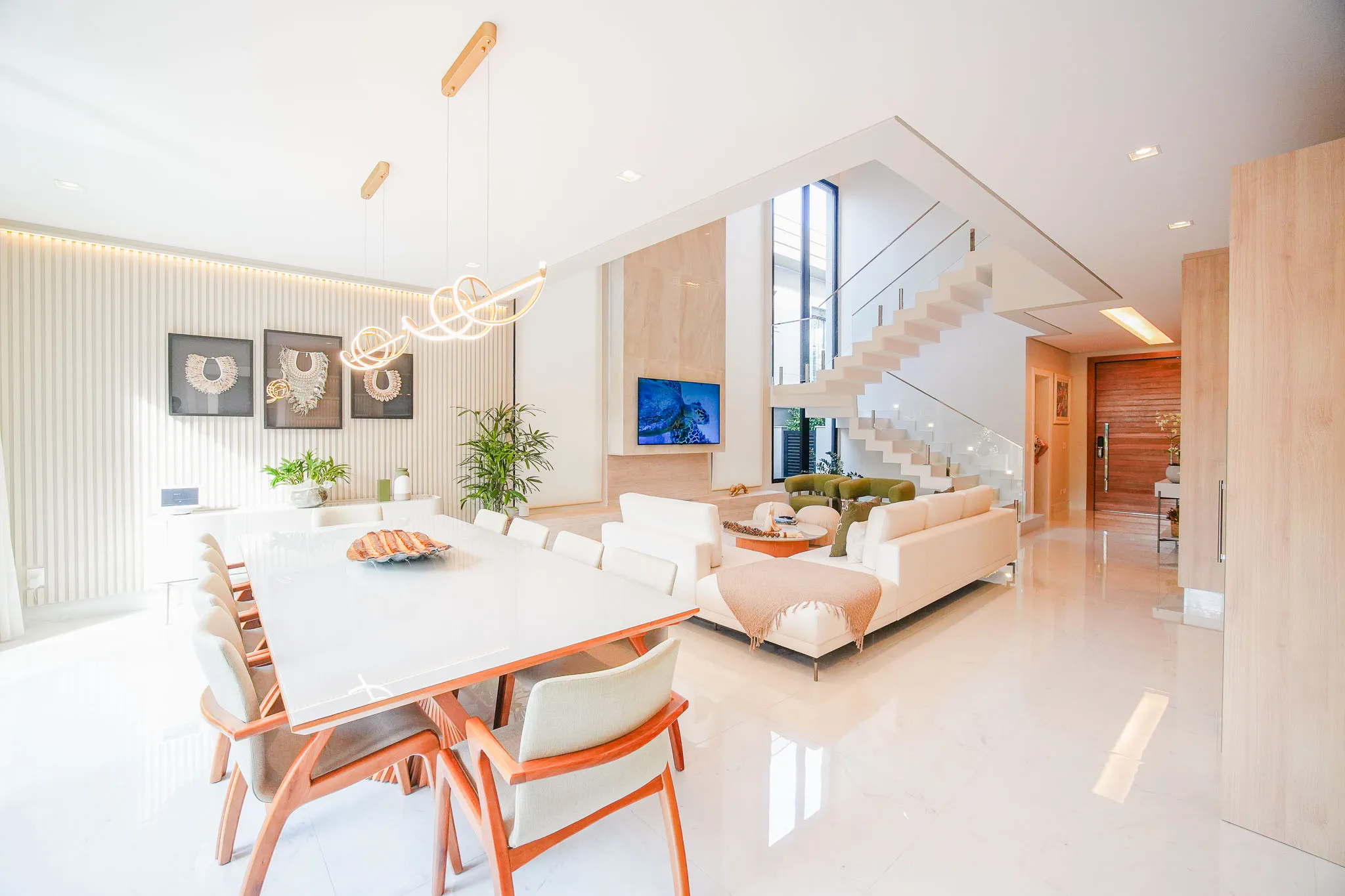 Gênesis II – 372,78 m², 4 suítes, adega climatizada e piscina aquecida