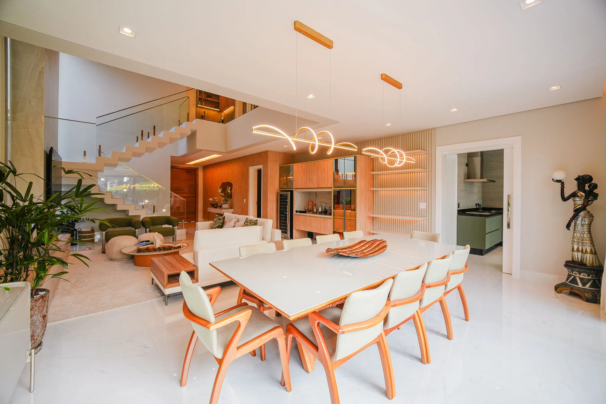 Gênesis II – 372,78 m², 4 suítes, adega climatizada e piscina aquecida