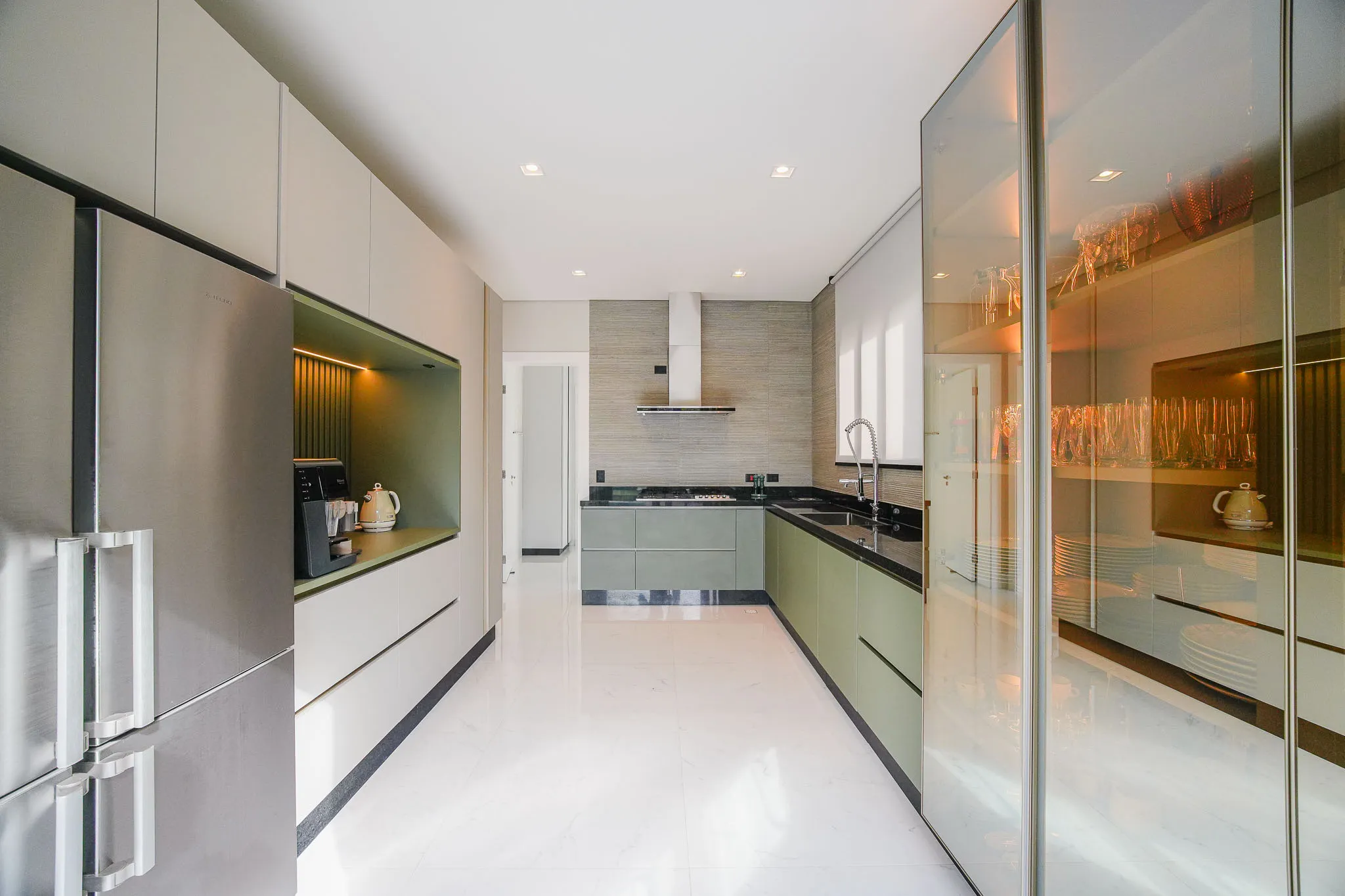 Gênesis II – 372,78 m², 4 suítes, adega climatizada e piscina aquecida