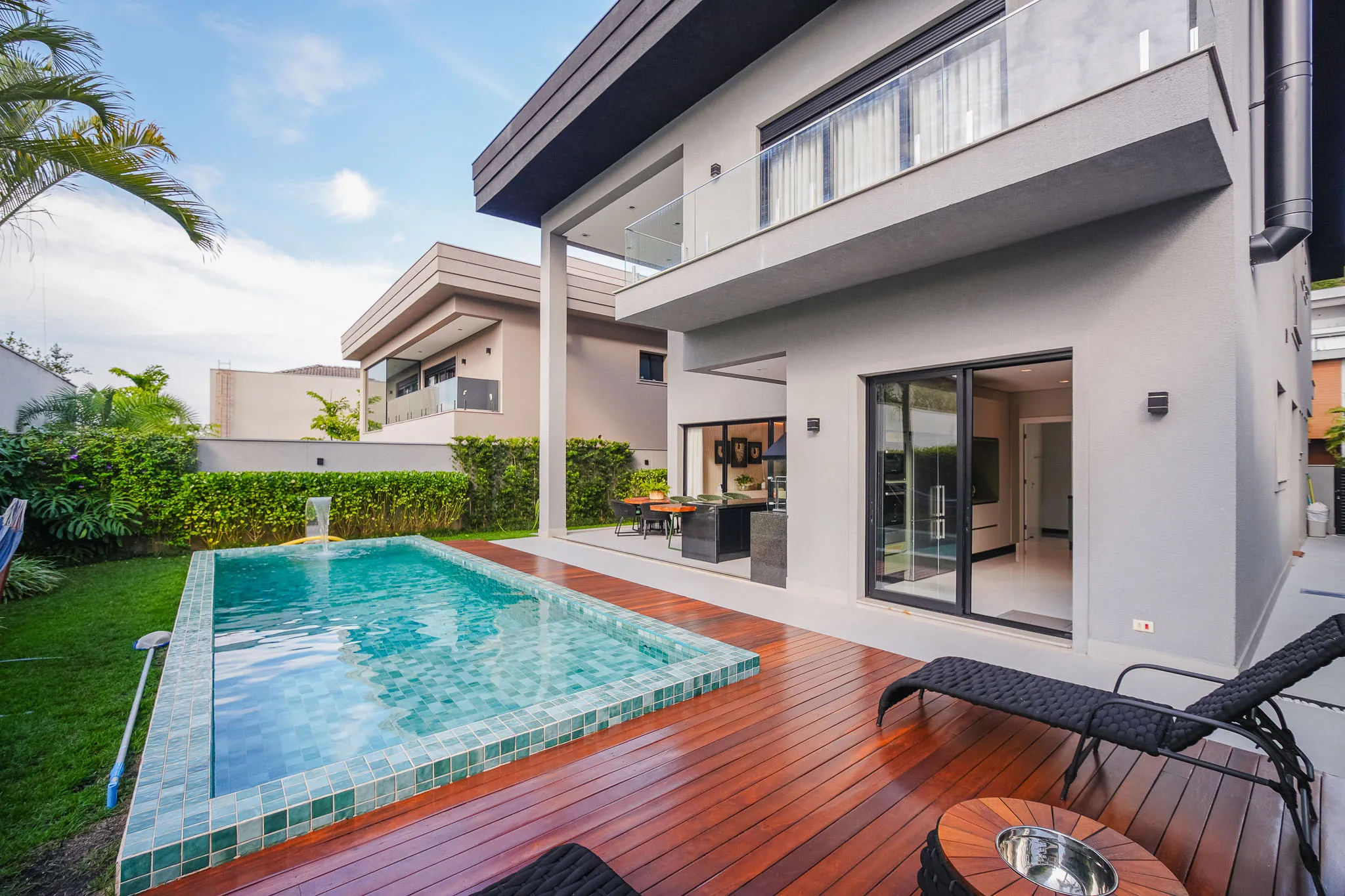 Gênesis II – 372,78 m², 4 suítes, adega climatizada e piscina aquecida
